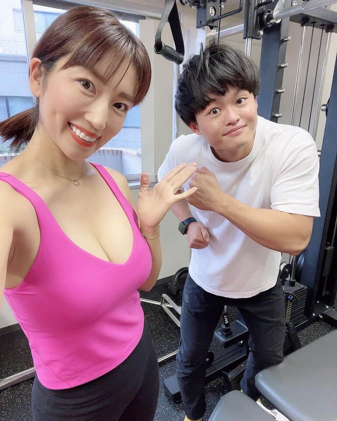 庄司ゆうこさんのインスタグラム写真 - (庄司ゆうこInstagram)「先日、恵比寿にオープンしたばかりの @u_gym.official ユージムに行ってきました✨✨ パーソナルトレーニング1時間したあとに1時間ストレッチ！！ トレーニングだけ出来るところはたくさんあるけどストレッチをガッツリしてくれるところはあまりないんだけど、ここはストレッチもめちゃくちゃ上手！！！ ストレッチに関しては私、うるさいから上手くなかったら宣伝しない。笑 筋トレガッツリしてもらった後のストレッチって凄く大事だし終わった後、本当にスッキリする🥺 3枚目の写真は開店祝いに私が送った観葉植物です❣️ @u_gym.official こちらのインスタをフォローしたら、体験トレーニング1回無料で行けるので是非一度行ってみてくださいね🤗 #トレーニング女子#筋トレ#恵比寿#トレーニング#パーソナルトレーニング#筋トレ女子#筋トレ好きと繋がりたい#ストレッチ#パーソナルストレッチ#ユージム#ダイエット#ダイエット女子#アクティブ#ポジティブ#ヨガインストラクター#ポジティブスターヨガ」10月17日 19時50分 - yuko.shoji