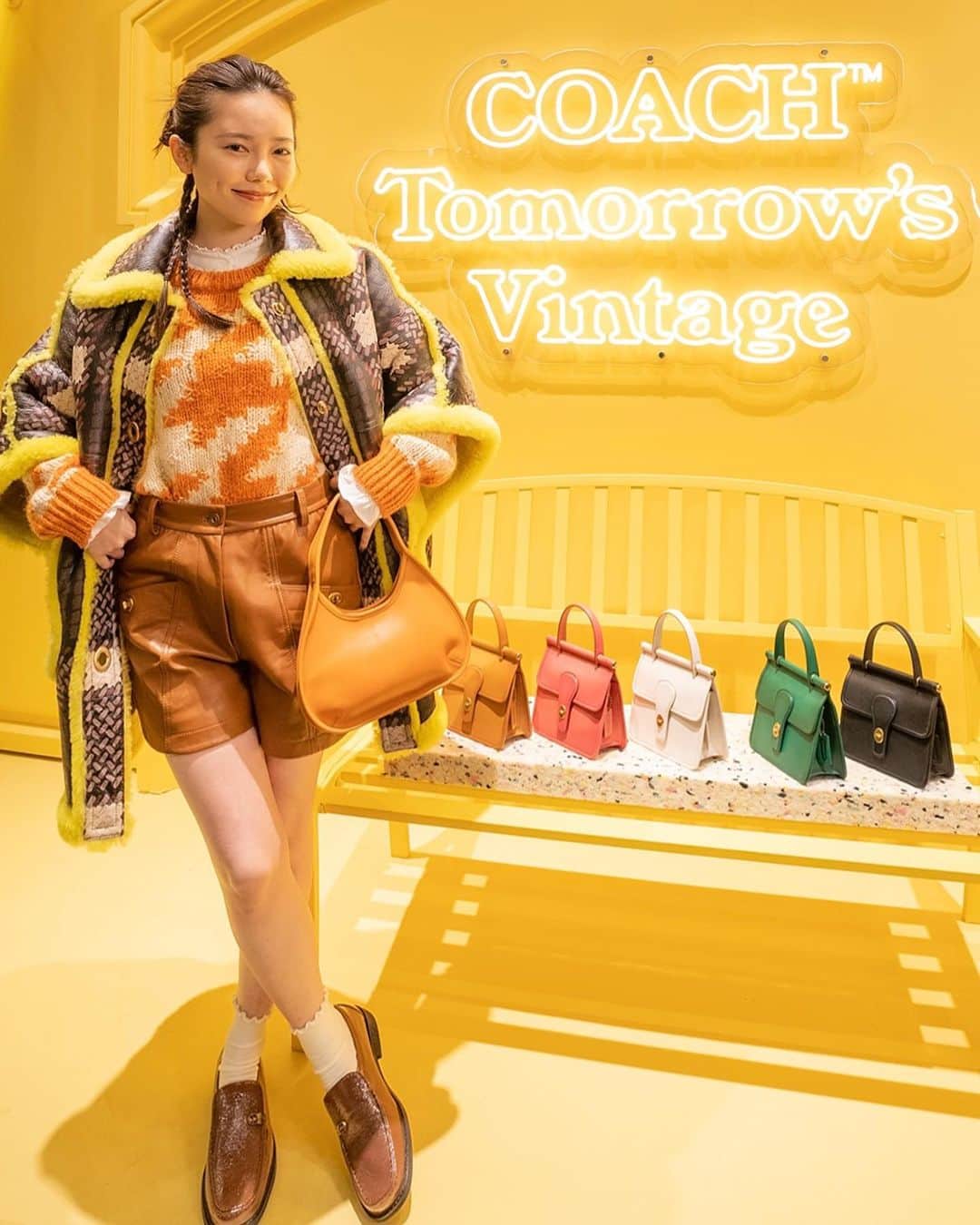 島崎遥香さんのインスタグラム写真 - (島崎遥香Instagram)「COACHポップアップストア🦋✨ 私が初めてのお給料で買ったバッグがCOACHさんなの💓 みんなも遊びに来てね！  COACH“Tomorrow‘s Vintage”  ポップアップストア  開催期間 2022年10月14日（金）～ 11月1日（火）  会場：渋谷PARCO 1F the window  #コーチヴィンテージ #CoachJapan  h&m @nobusawahitoshi  stylist @yuikurose  styling @paruuuuuru」10月17日 20時43分 - paruuuuuru