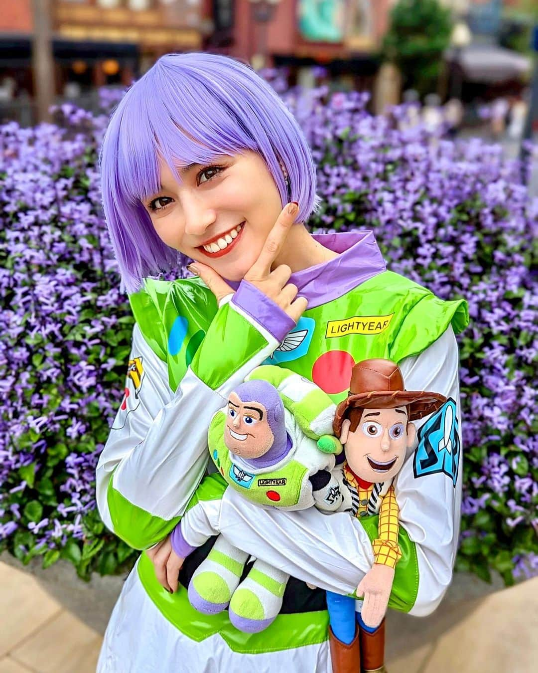 石井里奈さんのインスタグラム写真 - (石井里奈Instagram)「今日は会社の年休をいただいて 久々の @tokyodisneyresort_official へ🌍  @celly_cecilia と合同誕生日祝いでディズニーシーに行ってDハロしてきました✨ . Dハロ色々奥深くて学ぶことばかり💕 Cellyに色々借りてバズに変身❣️ そしてDハロ界の有名人にも会えて記念に写真を撮っていただき本当楽しい経験ができました🐭💕 お友達も増えて、何事もガチ勢楽しい☺️🫶笑 . せりたくさんありがとう❤️🫶 童心に返ってすごく楽しい1日でした❣️ . #dハロ #dハロ仮装 #バズライトイヤー #buzzlightyear #toystory #トイストーリー #tokyodisneysea #ディズニーシー #tokyodisneyland #tdl #tds #ハロウィン #halloween」10月17日 21時30分 - ri7tin1025