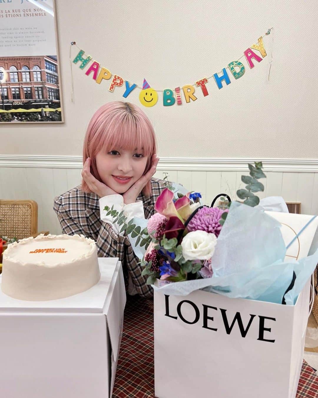 NMIXXさんのインスタグラム写真 - (NMIXXInstagram)「Thank you so much for the birthday wishes LOEWE!!! You made my day even brighter! 💗 #NMIXX #엔믹스 #릴리 #LILY #LOEWE #로에베」10月17日 23時38分 - nmixx_official