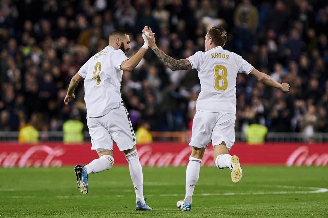 トニ・クロースさんのインスタグラム写真 - (トニ・クロースInstagram)「Not bad to have the best player and the best keeper of the world in your team… Congrats @karimbenzema and @thibautcourtois! Well deserved! Also congrats to @realmadrid to be the 3rd best team in 2021/2022🤩🤩🤩」10月18日 6時19分 - toni.kr8s