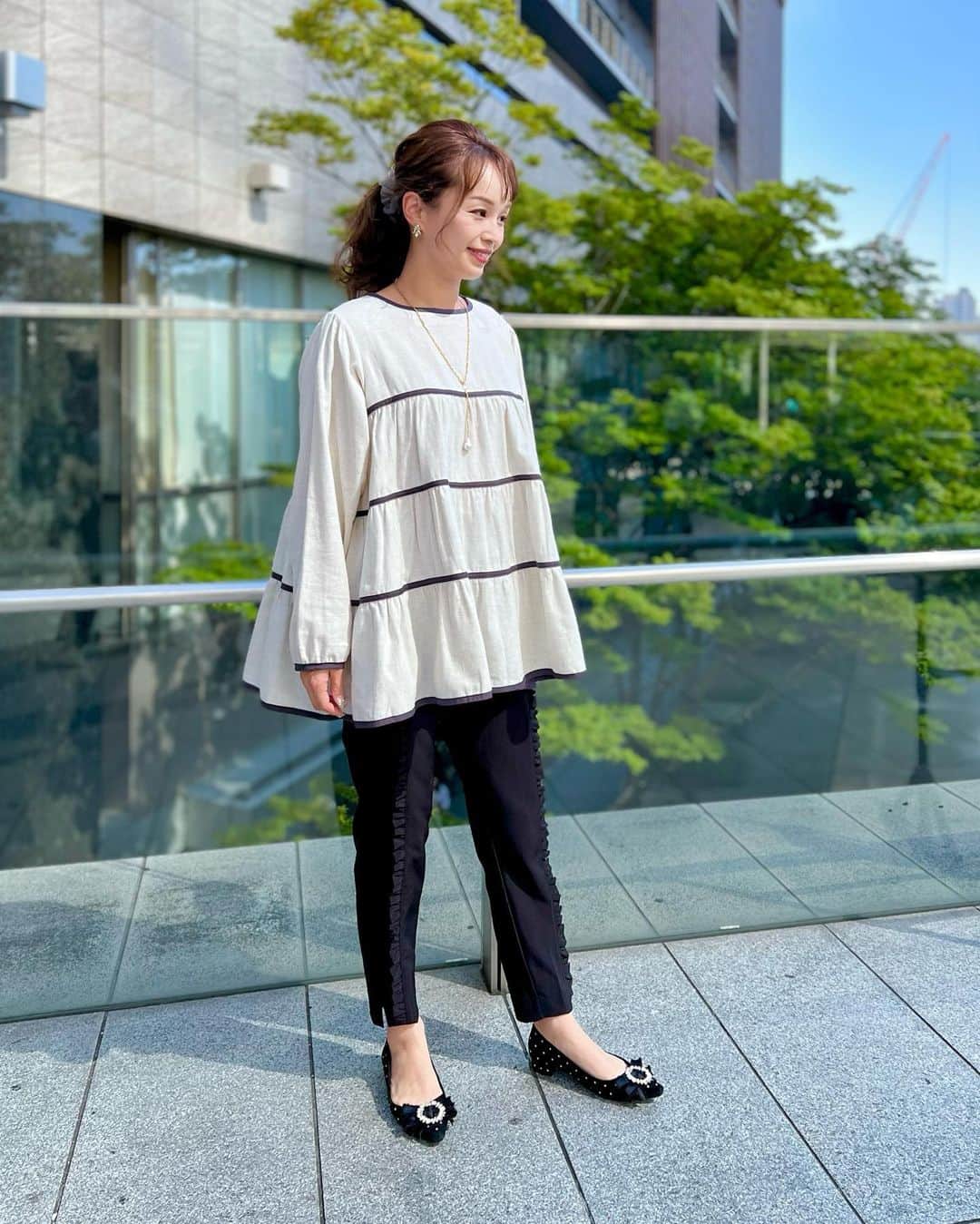 Okada Reinaさんのインスタグラム写真 - (Okada ReinaInstagram)「@neige_shop コーデ🤍🖤  本日で @wjri.o.urbanmarket でのpopupが最終日ー😭 私は数日の出勤でしたがたくさんのお客様とお話でき楽しい時間でした✨🥺  先日の店頭での服✨  こちら、サラッと薄いかと思いきや少し起毛していて寒くなってきたけど昼間は暑い🥵☀️というこの時期にピッタリな一枚✨  切り替え部分はリボンでの配色切り替えになっていて可愛さが増しますよね🥹 是非最終日、店頭にお越しください☺️最後の一枚はジレを羽織ってます💙軽くて暖かい💓  #neige #ネージュ #ネージュアンバサダー」10月18日 9時31分 - okarei26