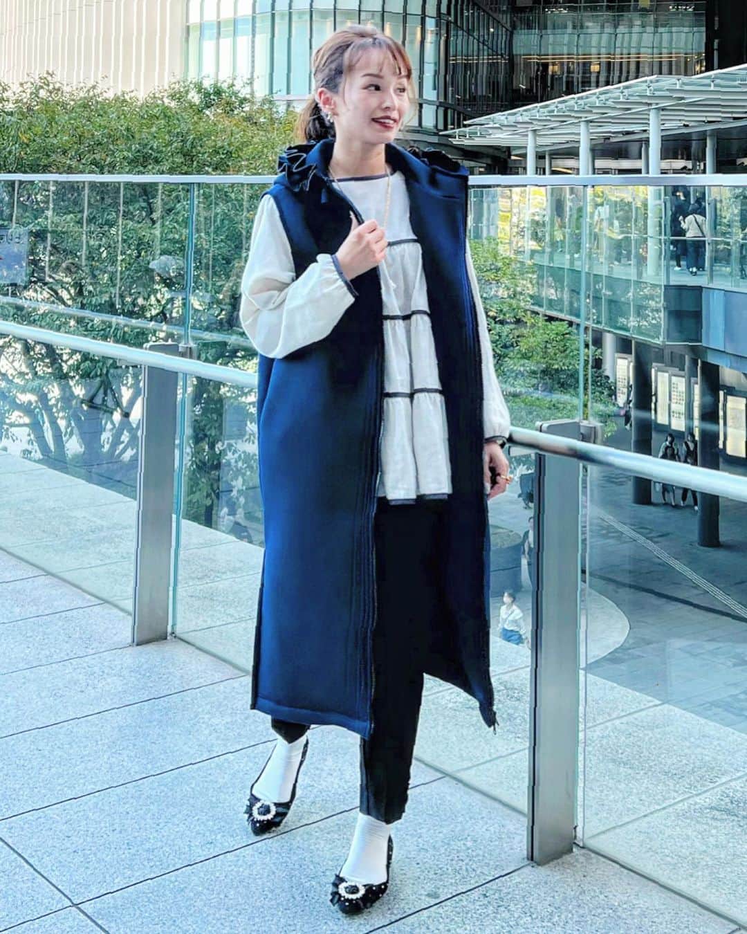 Okada Reinaさんのインスタグラム写真 - (Okada ReinaInstagram)「@neige_shop コーデ🤍🖤  本日で @wjri.o.urbanmarket でのpopupが最終日ー😭 私は数日の出勤でしたがたくさんのお客様とお話でき楽しい時間でした✨🥺  先日の店頭での服✨  こちら、サラッと薄いかと思いきや少し起毛していて寒くなってきたけど昼間は暑い🥵☀️というこの時期にピッタリな一枚✨  切り替え部分はリボンでの配色切り替えになっていて可愛さが増しますよね🥹 是非最終日、店頭にお越しください☺️最後の一枚はジレを羽織ってます💙軽くて暖かい💓  #neige #ネージュ #ネージュアンバサダー」10月18日 9時31分 - okarei26