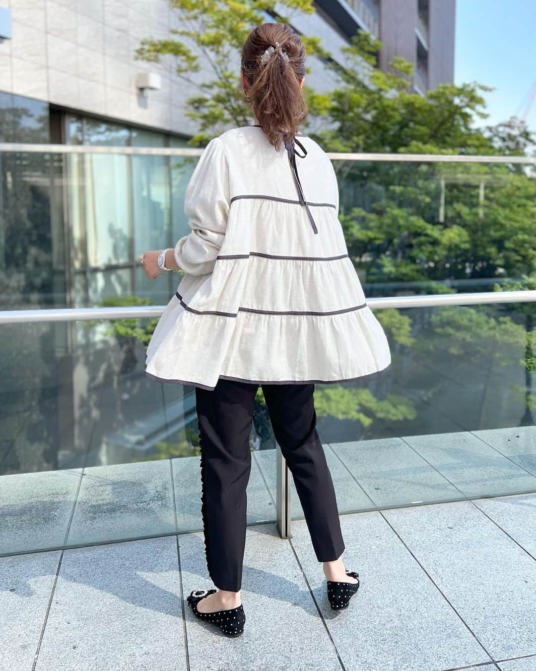 Okada Reinaさんのインスタグラム写真 - (Okada ReinaInstagram)「@neige_shop コーデ🤍🖤  本日で @wjri.o.urbanmarket でのpopupが最終日ー😭 私は数日の出勤でしたがたくさんのお客様とお話でき楽しい時間でした✨🥺  先日の店頭での服✨  こちら、サラッと薄いかと思いきや少し起毛していて寒くなってきたけど昼間は暑い🥵☀️というこの時期にピッタリな一枚✨  切り替え部分はリボンでの配色切り替えになっていて可愛さが増しますよね🥹 是非最終日、店頭にお越しください☺️最後の一枚はジレを羽織ってます💙軽くて暖かい💓  #neige #ネージュ #ネージュアンバサダー」10月18日 9時31分 - okarei26