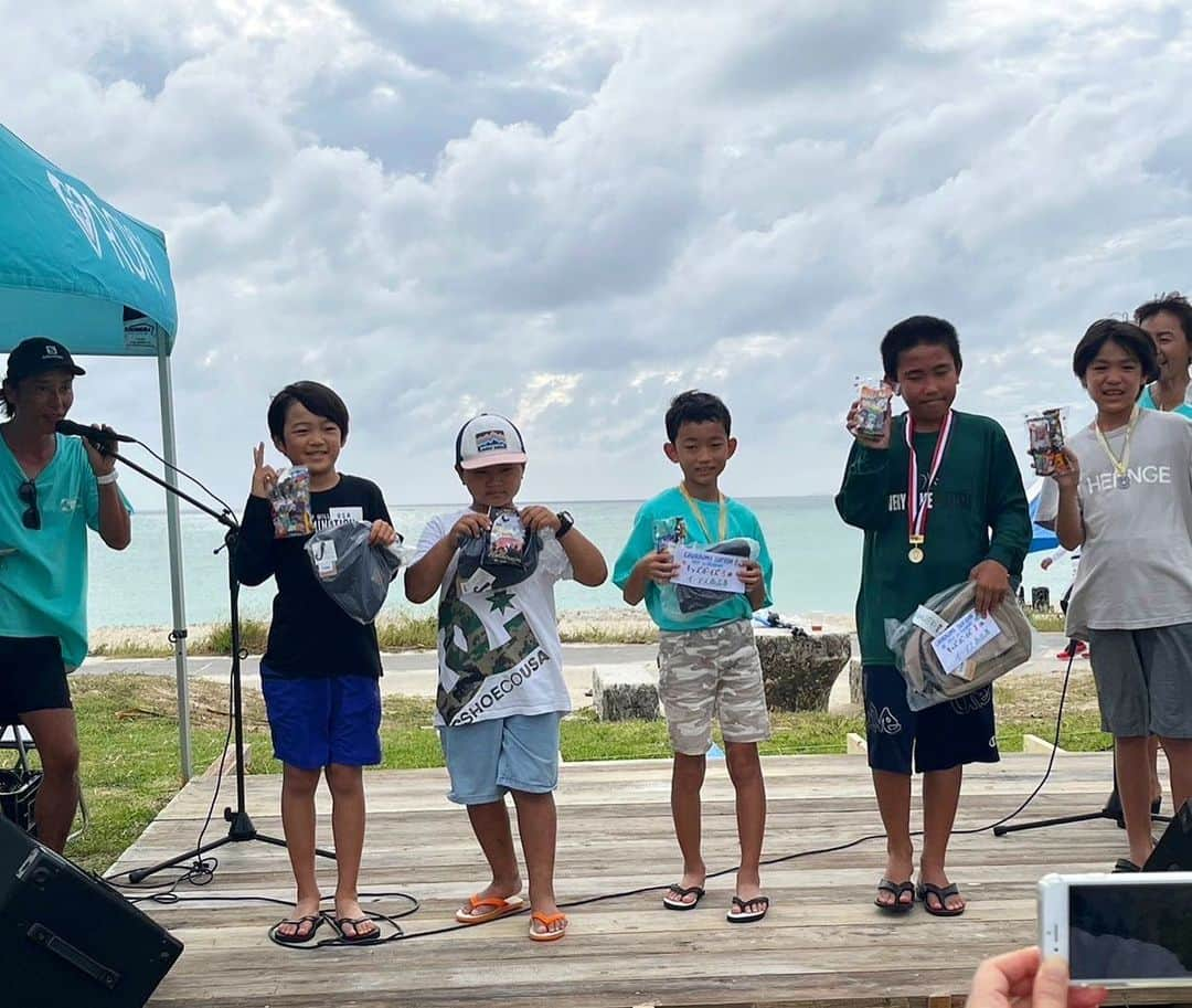 田中律子さんのインスタグラム写真 - (田中律子Instagram)「CHURAUMI SUPRUN2022🏄‍♀️  本当にたくさんの方に参加いただきましたーー🏄‍♀️初心者の方もたーくさん🙌🏼👏🏼ファンボードいっぱいのこんなSUPの大会もCHURAUMI SUPRUNならでは🌞🌈🌴🏄‍♀️🏃  1枚目、SUPRUN出場選手集合写真🤳2枚目、キッズレース集合写真、3枚目、SUPヨガ集合写真🤳いい写真たくさん、ありがとーー❤️お手伝いスタッフのみんなも、マリオとルイージもありがとーー🙏🏼  まだまだ、いい写真少しずつアップします⤴️  #churaumisuprun  #美らsunビーチ  #思い出写真」10月18日 10時38分 - ri2kotanaka