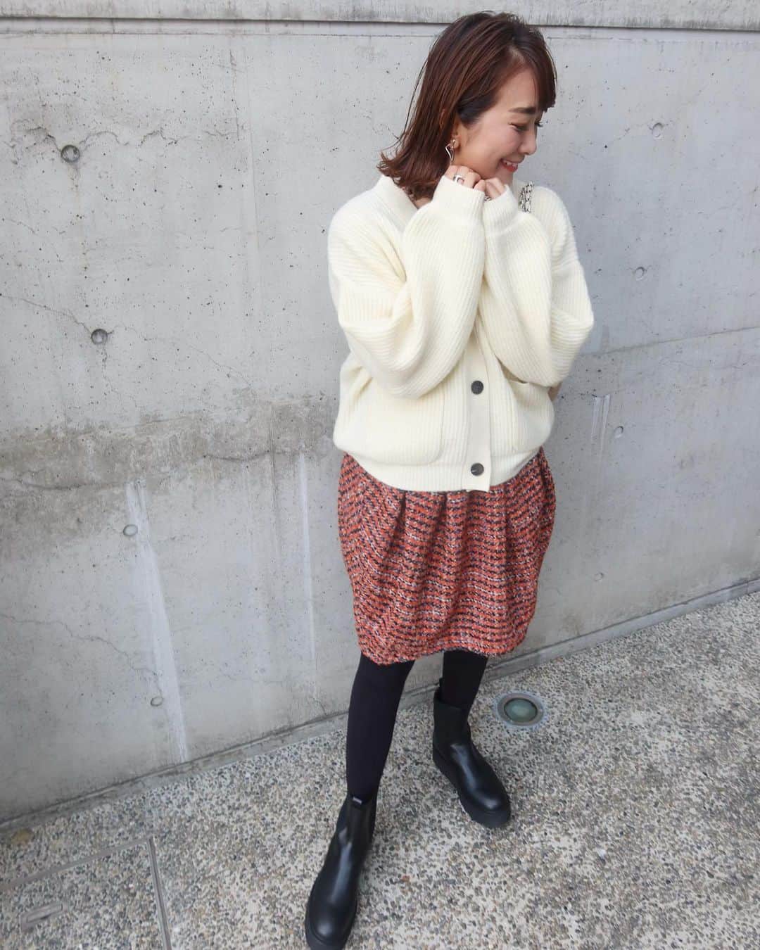 Mai Wakimizuさんのインスタグラム写真 - (Mai WakimizuInstagram)「このコーデ組みをイメージしながら企画して来たカーディガンとスカート♡カーディガンはリャマウール。本っ当に肌触りが良くて着てるだけで幸せな気持ちになれる♡フワッフワなんです♡♡素材を特別活かしたくてデザインはシンプルに。合わせたコクーンスカートはこのオレンジツイードが私らしくて即決！ミニ丈に見えるけど実は膝丈で着れます＼(^o^)／ #wakkinstyle#coordinate cardigan&skirt:#linkable @linkable_official(popup先行発売)」10月18日 12時17分 - wakkin__m