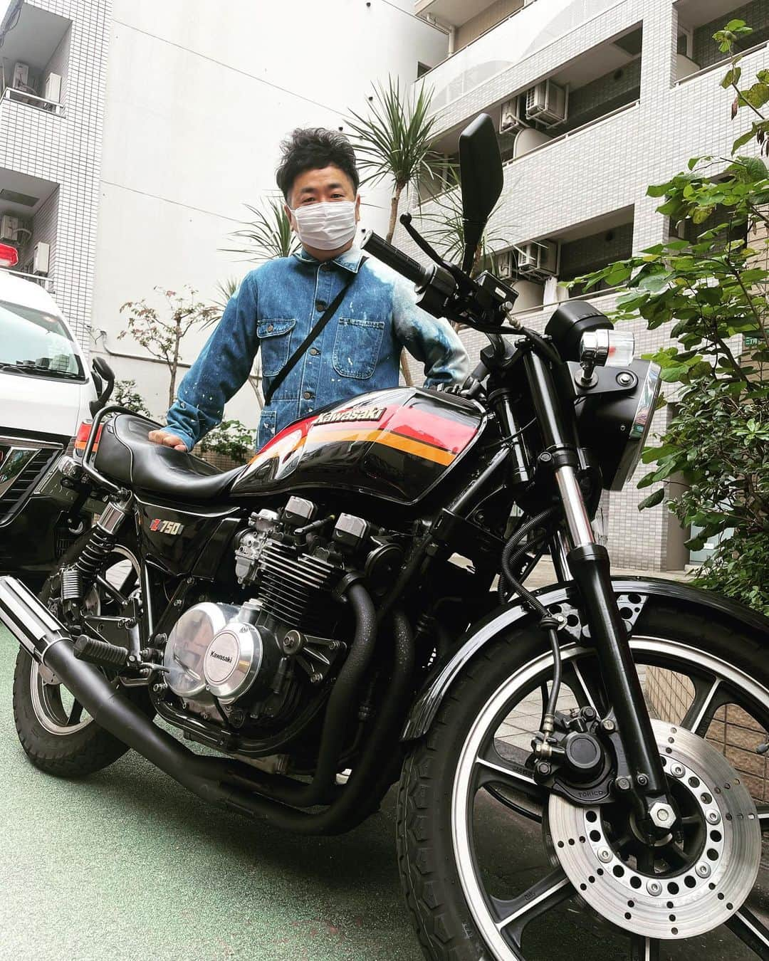 杉本知香さんのインスタグラム写真 - (杉本知香Instagram)「天津木村さんがアポ無しでぷらっと顔出したら 小杉さんにバッタリ（笑） 小杉さんの胸の谷間をガン見する平井くん😂 黒瀬くん、兼光くんもスッキリー✂️✨ バイクの真後ろに警察車両があってドキッとした🤣  #中目黒美容室#珍しい2ショット #ブラマヨ小杉#ブラックマヨネーズ #天津木村#天津 #どりあんず平井 #どりあんず #パンクブーブー黒瀬#パンクブーブー #プラスマイナス兼光#プラスマイナス」10月18日 18時16分 - sugimotoc