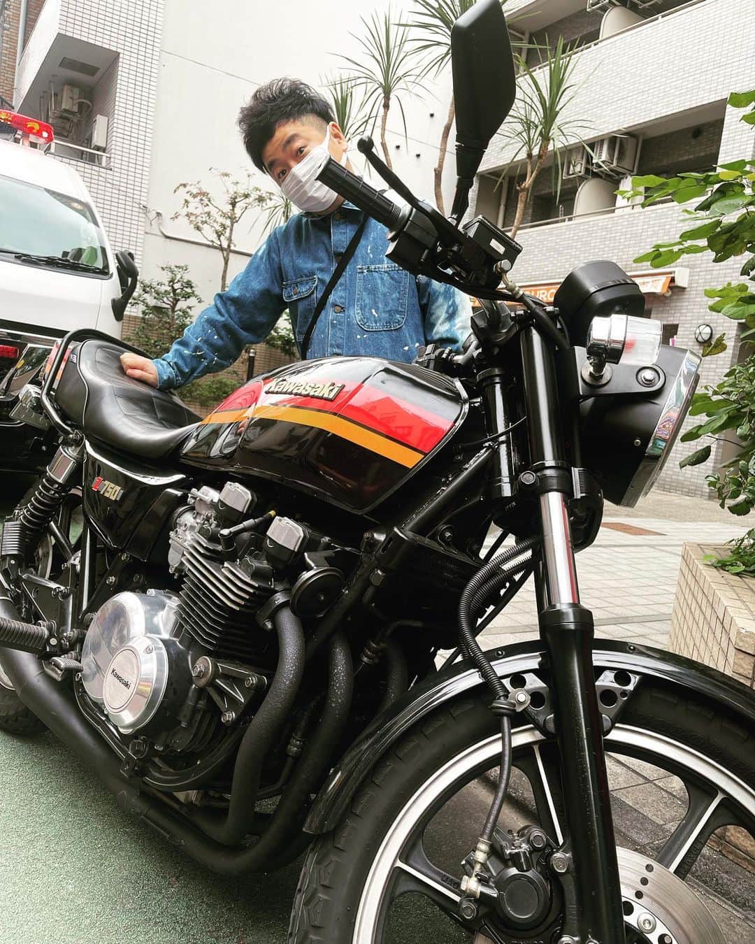 杉本知香さんのインスタグラム写真 - (杉本知香Instagram)「天津木村さんがアポ無しでぷらっと顔出したら 小杉さんにバッタリ（笑） 小杉さんの胸の谷間をガン見する平井くん😂 黒瀬くん、兼光くんもスッキリー✂️✨ バイクの真後ろに警察車両があってドキッとした🤣  #中目黒美容室#珍しい2ショット #ブラマヨ小杉#ブラックマヨネーズ #天津木村#天津 #どりあんず平井 #どりあんず #パンクブーブー黒瀬#パンクブーブー #プラスマイナス兼光#プラスマイナス」10月18日 18時16分 - sugimotoc