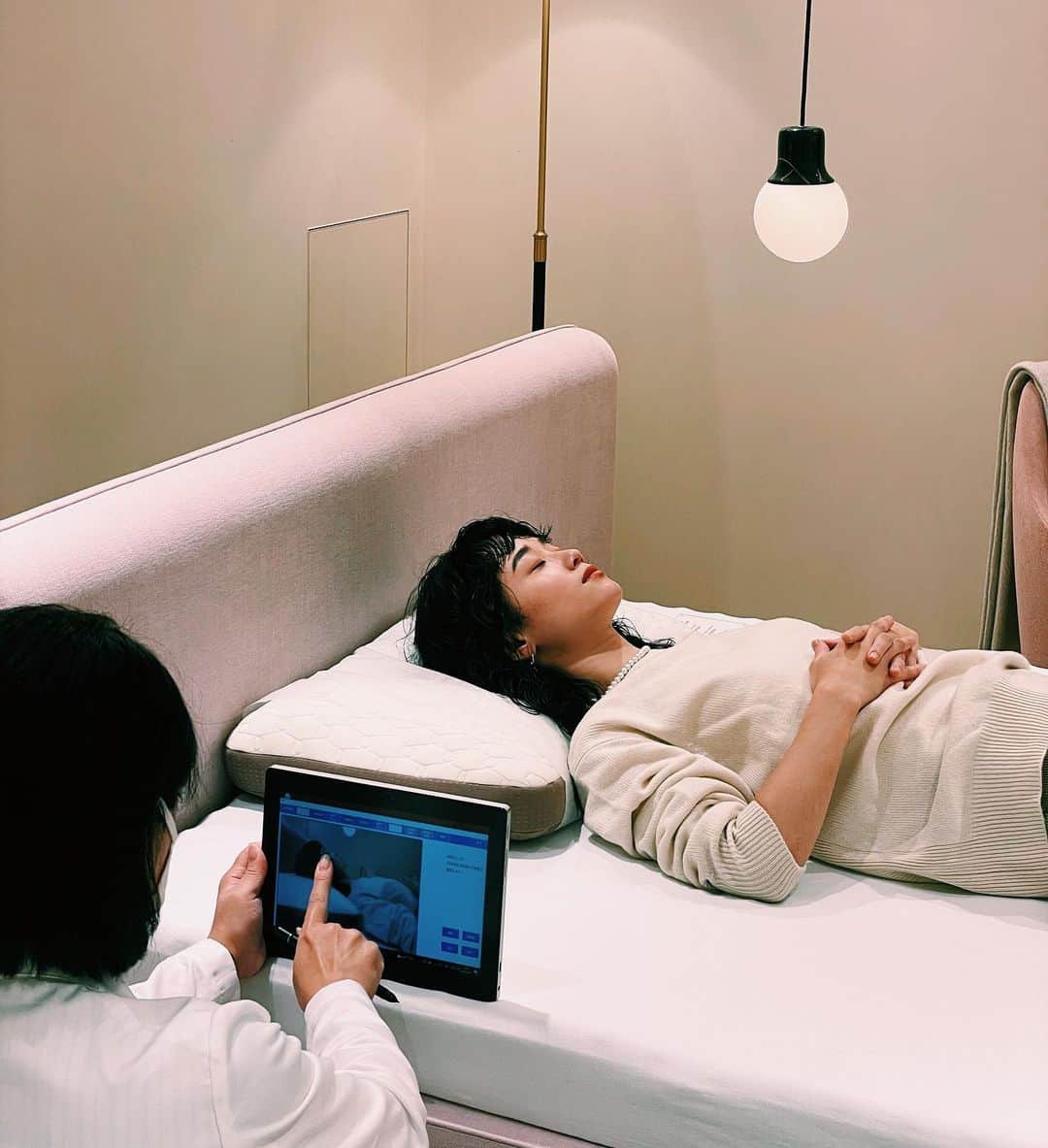 宮城舞さんのインスタグラム写真 - (宮城舞Instagram)「ずーーっとやってみたかった 枕のオーダーメイド🛌 ついに行ってきました🙋🏻‍♀️ @muatsu_plus_official   使い始めて、1週間。 明らかに眠りの質と目覚めが違うー🥹🥹🥹 疲れたまま起きる事が 最近増えていたのだけど 噛み締めも軽減されてるし 本当に作ってよかった🤍🤍🤍  睡眠ってほんとーーーに大事よな😮‍💨💤  ショールームの素敵な 寝室にもうっとり❤️」10月18日 20時00分 - mai_miyagi