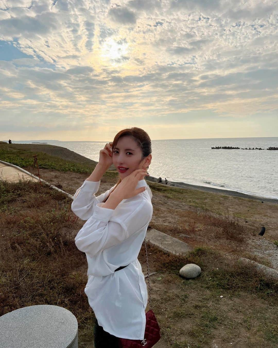 愛川みれいさんのインスタグラム写真 - (愛川みれいInstagram)「sunset🌇  綺麗な景色が大好きで 太陽も月もどちらも素敵だけど🌞🌝 その中でも夕陽は一瞬しか見れないから 毎回陽が沈むまで目が離せないのだ👀🌇  変化するから美しいし 毎回感動出来るという幸せ🫶❤️  本当は携帯いじらず ずーっと目に焼き付けるのもアリだけど 写真として思い出に残したり みんなにシェアできたら 幸せのお土産とお裾分けになるのかなって🍀💗✨  人生色んな事が起きるけど その感情すら楽しめたら勝ち✌️  自分が生きたいように生きれば良いよね🌱  #石川県#地元#安宅の海#夕陽 #sunset#自然#美しい#大好き #黄昏時#君の名は#愛川みれい」10月18日 20時28分 - mirei.aikawa