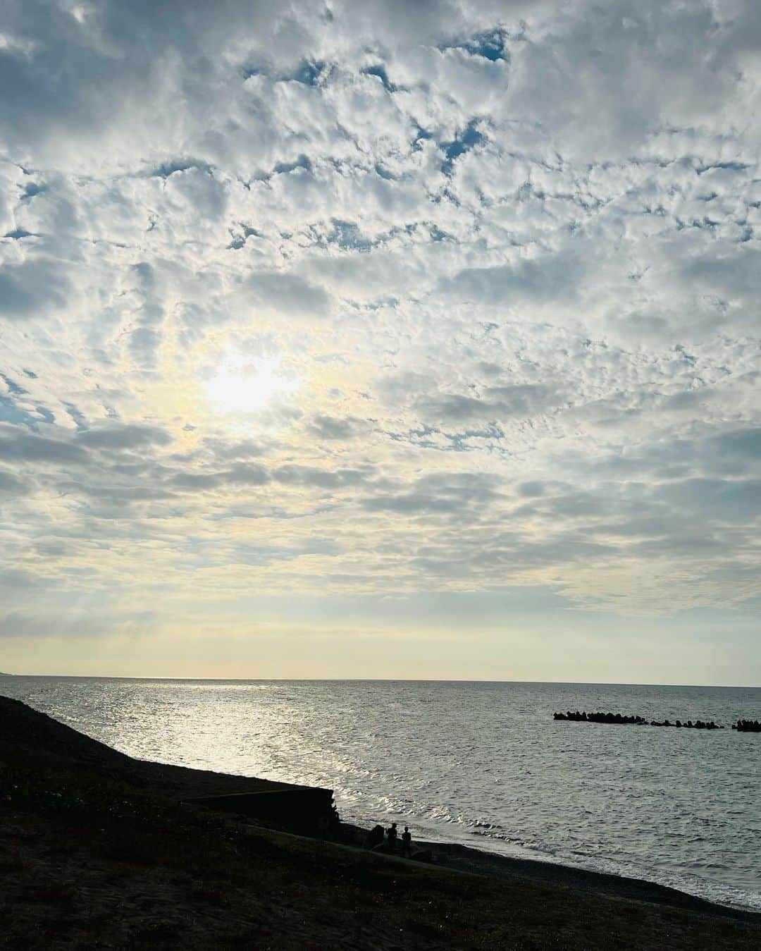 愛川みれいさんのインスタグラム写真 - (愛川みれいInstagram)「sunset🌇  綺麗な景色が大好きで 太陽も月もどちらも素敵だけど🌞🌝 その中でも夕陽は一瞬しか見れないから 毎回陽が沈むまで目が離せないのだ👀🌇  変化するから美しいし 毎回感動出来るという幸せ🫶❤️  本当は携帯いじらず ずーっと目に焼き付けるのもアリだけど 写真として思い出に残したり みんなにシェアできたら 幸せのお土産とお裾分けになるのかなって🍀💗✨  人生色んな事が起きるけど その感情すら楽しめたら勝ち✌️  自分が生きたいように生きれば良いよね🌱  #石川県#地元#安宅の海#夕陽 #sunset#自然#美しい#大好き #黄昏時#君の名は#愛川みれい」10月18日 20時28分 - mirei.aikawa