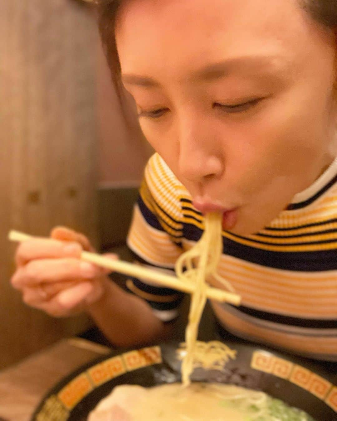 山口もえさんのインスタグラム写真 - (山口もえInstagram)「・  長女と2人でデート♡ ラーメンが食べたくなって2人で一蘭へ行ってきました🍜 一人ひとり集中できるように区切られたパーテーションも 目の前のカーテンも注文の札も… すべての演出にワクワクしました🥰 集中して食べるラーメンってこんなにおいしいんだね💕 ラーメンブームがきそうな予感…🍜  最後の2枚はけしてふざけているわけではありません！！  「な、なんじゃこりゃ〜、う、う、うますぎる！！」  な顔です🥸  #長女 と #デート #ランチ#ラーメン #🍜#一蘭#初 #同じ事務所 の #佐藤栞里 ちゃんは #麺すすりの師匠です❤️」10月18日 20時31分 - moe_yamaguchi0611