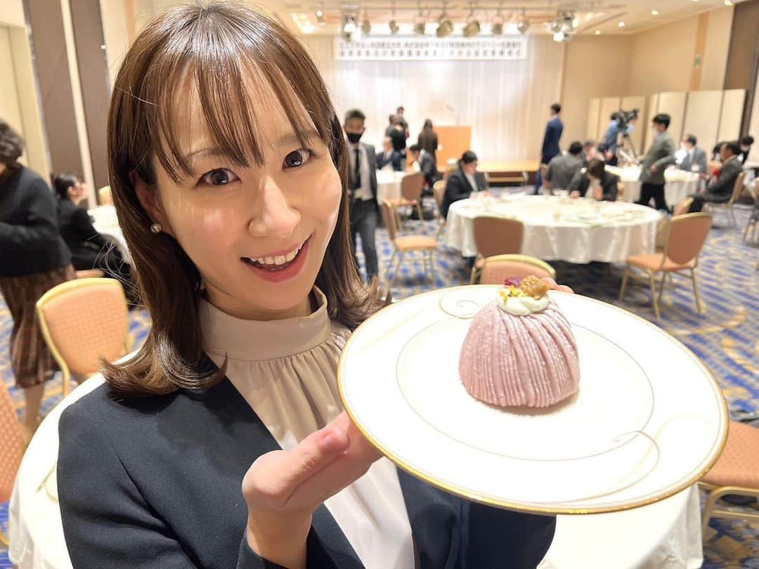 真坂はづきさんのインスタグラム写真 - (真坂はづきInstagram)「【公立大学法人秋田県立大学・株式会社ゆう幸・秋田県内のラズベリー生産者の連携協力協定　締結式】  くら吉では、『あきたフランボワーズ　ミニョンヌ』というブランドを立ち上げ、 県立大学の教授による栽培指導のもと生産された秋田県産のラズベリーを使用し、モダンながらも新しい「WA・GA・SHI」を日本国内や東アジアやヨーロッパへ発信していかれます🍓  本日、協力協定締結と併せて、新作発表会・試食会も行われました。 贅沢で上品なこだわりの秋田発スイーツ✨絶品です！ 皆様もどうぞご賞味ください🍓  貴重なお式の司会をご依頼頂き、更に喜んでいただけて、とても嬉しかったです☺️これからも更に精進致します。  #くら吉 #秋田 #スイーツ　#wagashi #和菓子 #司会　#式典司会 #締結式 #フランボワーズ #ラズベリー　#モンブラン」10月18日 20時44分 - masakahazuki