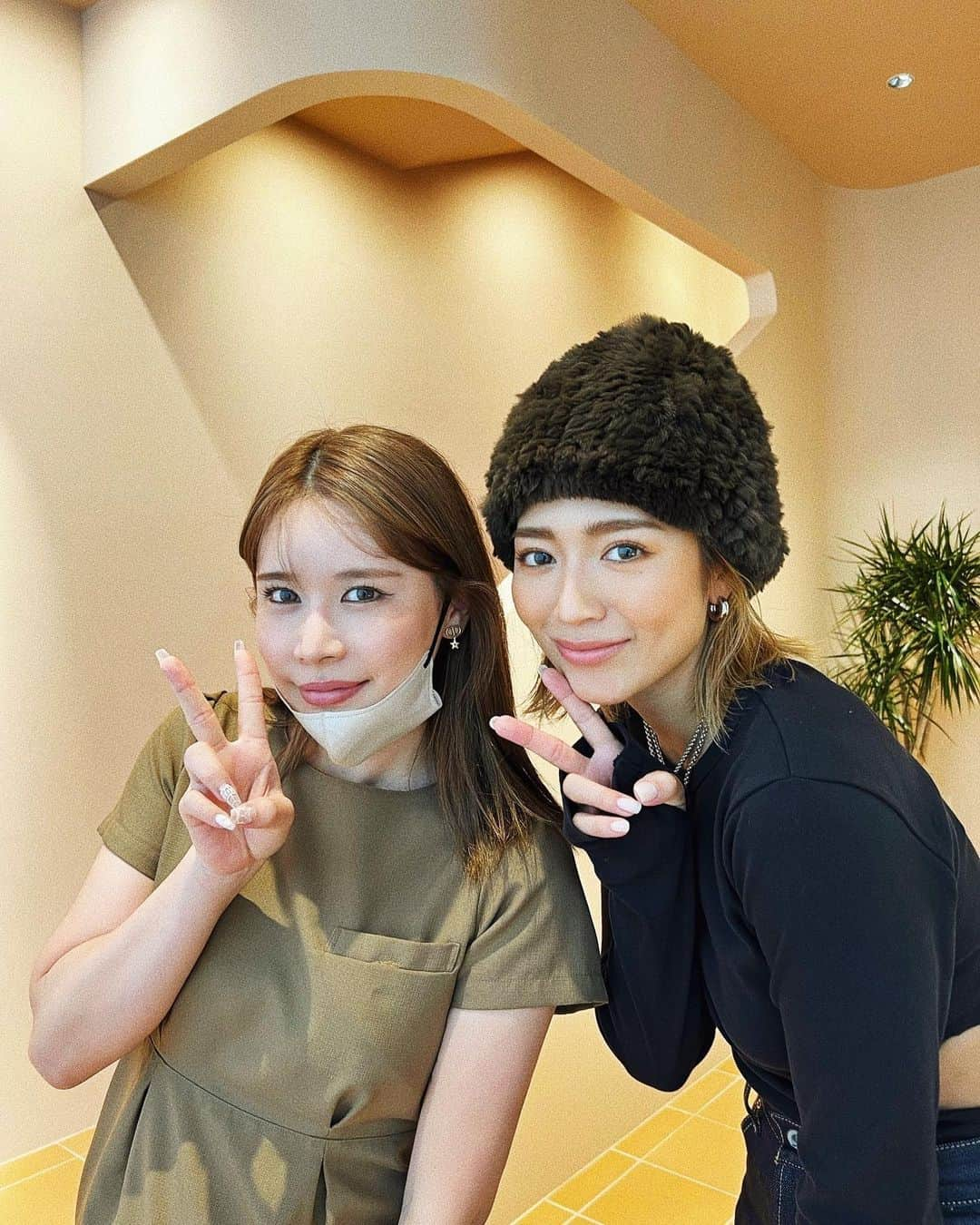 今井華さんのインスタグラム写真 - (今井華Instagram)「ずっとやってみたかった事、、✨  唇ヒアルロン酸 👄💕  初めてのヒアルロン酸で どこがいいか聞きまくって、調べまくって、、笑  やっとお願いしたいクリニックに出会えたー✨✨ @kaunis_clinic   まず、最初の感想は、やって良かったー🥹 次の感想は、やっぱちょっと痛いw 痛みにビビりだからずっと緊張してたんだけど 麻酔テープしてもらって、我慢できる痛さだった👍🏼✨(肩トントンしてくれてたずっとw)  私がこのクリニックに決めた理由。 美容に詳しすぎるあちゃん @by_achan に出会えたこと✨ あちゃんは美容カウンセラーをしてるんだけど 忖度無しに 自院他院、色々情報くれるの😂  ここには入れない方がいいとか。 ここもうちょっといいかも🤏🏼とか。 デビューの私に色々言ってくれてめちゃ助かったー✨  before after、入れたてだから 若干腫れてるけど、数日経った今、 もう腫れも治ってきて、めっっちゃ良い感じ！！  理想としてた、横幅が出て、ナチュラルにボリュームアップした👍🏼✨  美人な女医さんあみ先生 @dr_ami.h が 入れながら何度も確認してくれて安心感凄かった✨  控えめに0.5cc入れました◎  次は、肌のレーザーデビューする予定😂 30代突入間近の絶賛曲がり角になって 信頼できる医療美容クリニックをやっと見つけられて安心した🥲  唇ヒアル感動して長くなりました笑笑」10月18日 21時02分 - imaihana