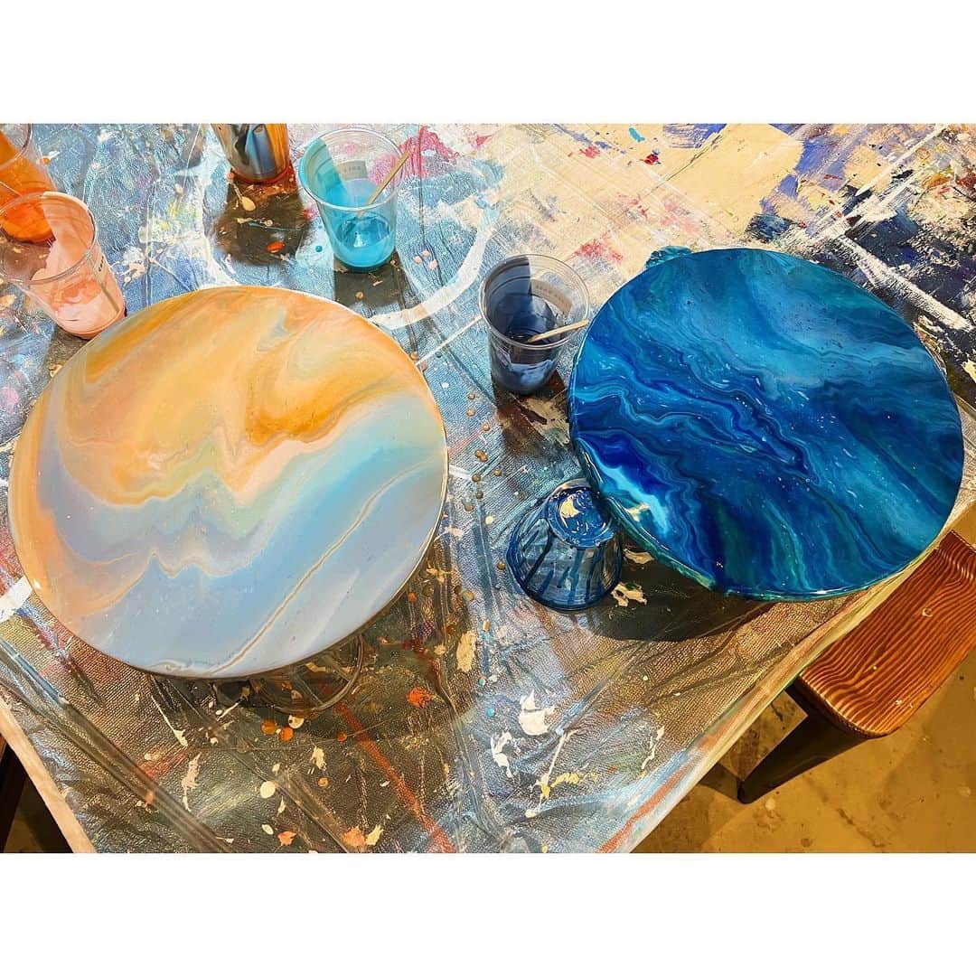 木村拓也さんのインスタグラム写真 - (木村拓也Instagram)「. たらしこみアートなるものを体験しました。ポーリングアート、フルイドアートとも呼ばれているそうです。  簡単にできて、楽しい！🤗はまるかも、、  青はリハーサルで作成したもの。水色とオレンジは生中継で作成した物です！  できあがりは1週間ほど、どのような作品なっているのでしょうか？楽しみです♪  #たらしこみアート  #ポーリングアート #イット！ #アクティブ中継」10月18日 22時08分 - takuya.kimura0801