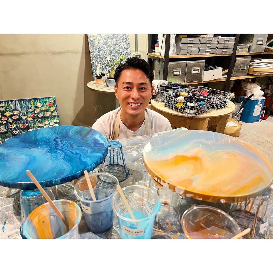 木村拓也さんのインスタグラム写真 - (木村拓也Instagram)「. たらしこみアートなるものを体験しました。ポーリングアート、フルイドアートとも呼ばれているそうです。  簡単にできて、楽しい！🤗はまるかも、、  青はリハーサルで作成したもの。水色とオレンジは生中継で作成した物です！  できあがりは1週間ほど、どのような作品なっているのでしょうか？楽しみです♪  #たらしこみアート  #ポーリングアート #イット！ #アクティブ中継」10月18日 22時08分 - takuya.kimura0801