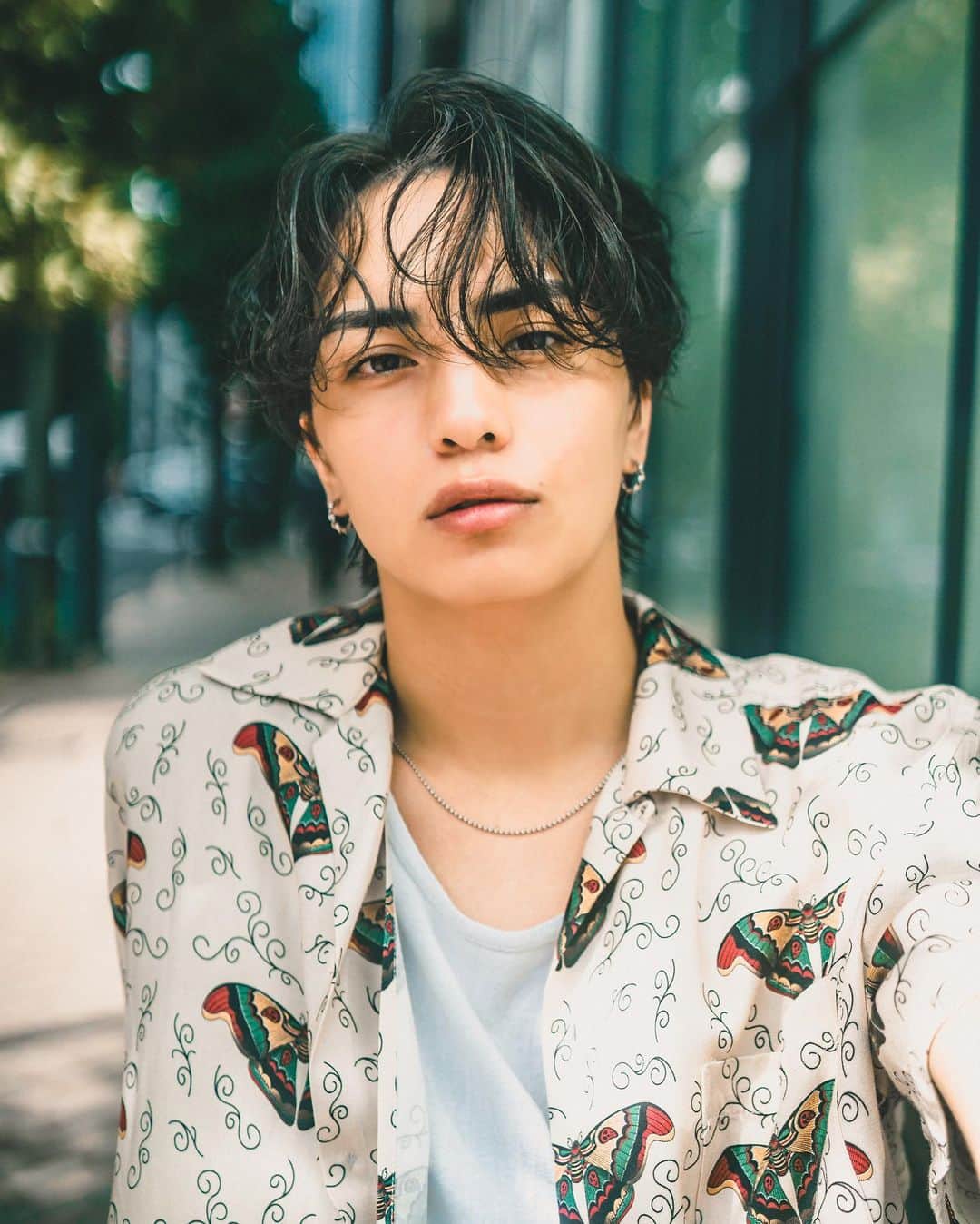 雄三 雨宮さんのインスタグラム写真 - (雄三 雨宮Instagram)「センターパートパーマ 緩めランダム 別ショット  𝑯𝒊𝒂𝒓.𝑭𝒂𝒔𝒉𝒊𝒐𝒏.𝑷𝒉𝒐𝒕𝒐 𝑩𝒚 @amezooon   #𝔠𝔦𝔫𝔢𝔪𝔞𝔱𝔦𝔠𝔪𝔢𝔫𝔰𝔥𝔞𝔦𝔯  #大人パーマ #大人マッシュ #大人ヘア  #黒髪 #ブラックコーデ  #黒髪パーマ #波巻きパーマ  #波巻き  #スパイラルパーマ  #スパイラルパーマメンズ  #マッシュ #ツイストスパイラル #ツイストスパイラルパーマ  #メンズヘア  #メンズファッション  #外国人風ヘアー  #外国人風パーマ  #a7Ⅳ #sony  #sonya7Ⅳ #zeiss40  #ポートレート #シネマティック  #cinematic  #cinematicmenshair #シネマティックメンズヘア #木村拓哉  #古着 #vintage」10月18日 22時46分 - amezooon