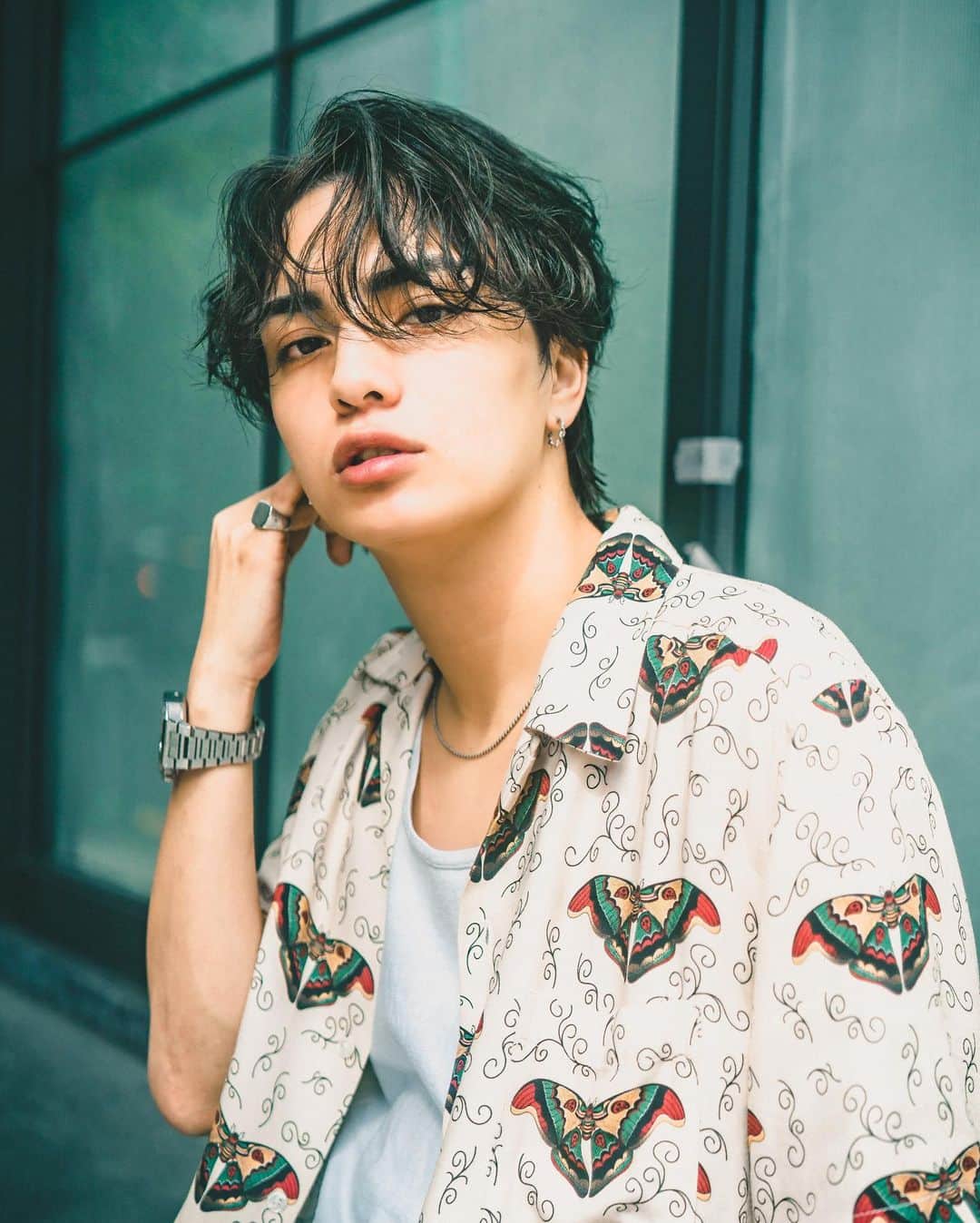 雄三 雨宮さんのインスタグラム写真 - (雄三 雨宮Instagram)「センターパートパーマ 緩めランダム 別ショット  𝑯𝒊𝒂𝒓.𝑭𝒂𝒔𝒉𝒊𝒐𝒏.𝑷𝒉𝒐𝒕𝒐 𝑩𝒚 @amezooon   #𝔠𝔦𝔫𝔢𝔪𝔞𝔱𝔦𝔠𝔪𝔢𝔫𝔰𝔥𝔞𝔦𝔯  #大人パーマ #大人マッシュ #大人ヘア  #黒髪 #ブラックコーデ  #黒髪パーマ #波巻きパーマ  #波巻き  #スパイラルパーマ  #スパイラルパーマメンズ  #マッシュ #ツイストスパイラル #ツイストスパイラルパーマ  #メンズヘア  #メンズファッション  #外国人風ヘアー  #外国人風パーマ  #a7Ⅳ #sony  #sonya7Ⅳ #zeiss40  #ポートレート #シネマティック  #cinematic  #cinematicmenshair #シネマティックメンズヘア #木村拓哉  #古着 #vintage」10月18日 22時46分 - amezooon