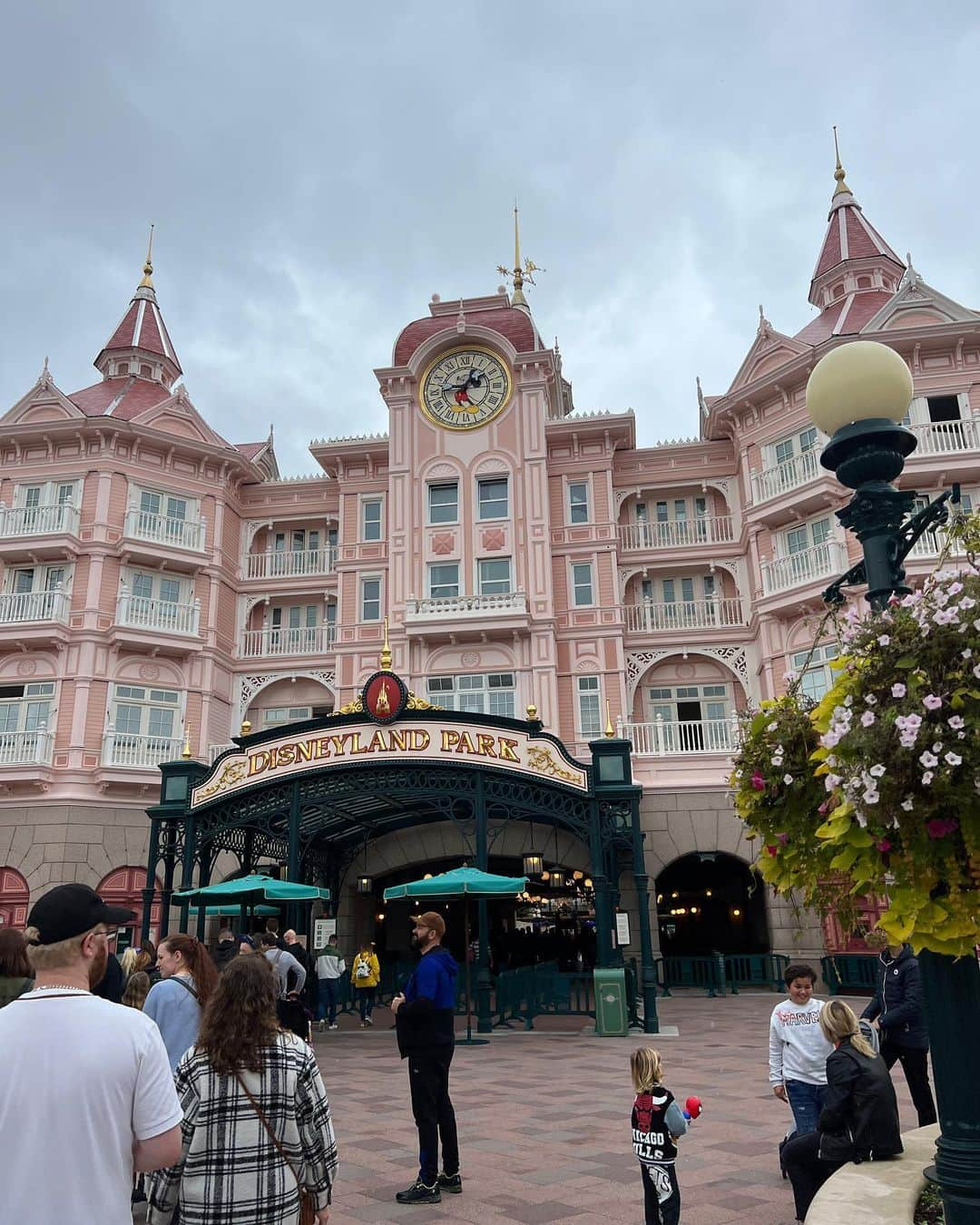 Aspyn Ovard Ferrisさんのインスタグラム写真 - (Aspyn Ovard FerrisInstagram)「Day at Disneyland Paris!! Most of the food stands were closed so no cute food pics to add to this photo dump 💔 I starved but I survived 🫶🏼🇫🇷」10月19日 2時21分 - aspynovard