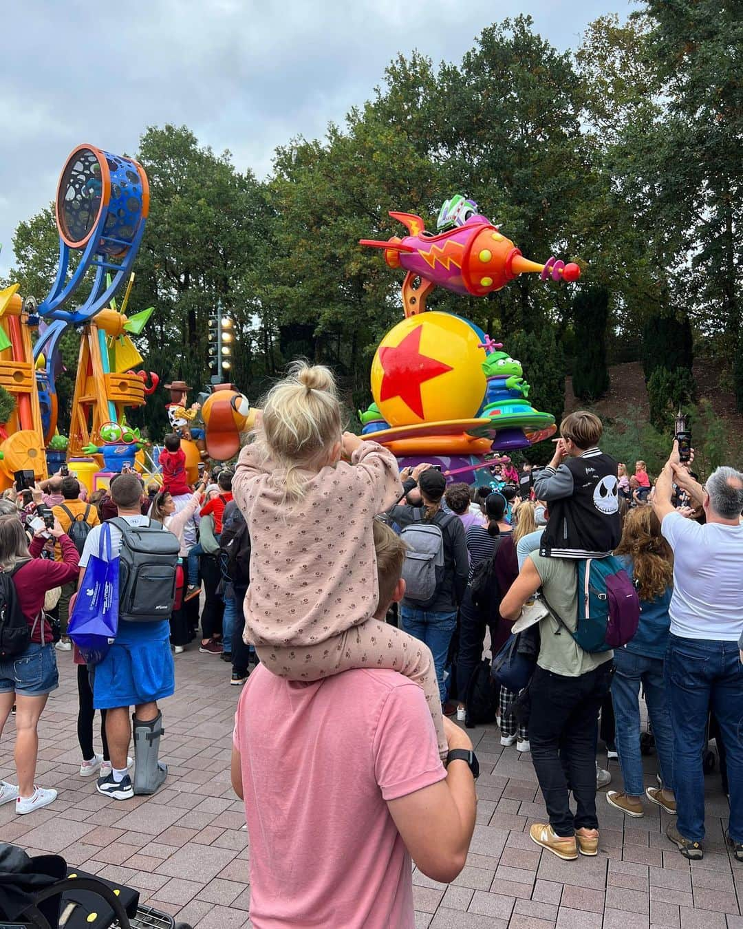 Aspyn Ovard Ferrisさんのインスタグラム写真 - (Aspyn Ovard FerrisInstagram)「Day at Disneyland Paris!! Most of the food stands were closed so no cute food pics to add to this photo dump 💔 I starved but I survived 🫶🏼🇫🇷」10月19日 2時21分 - aspynovard