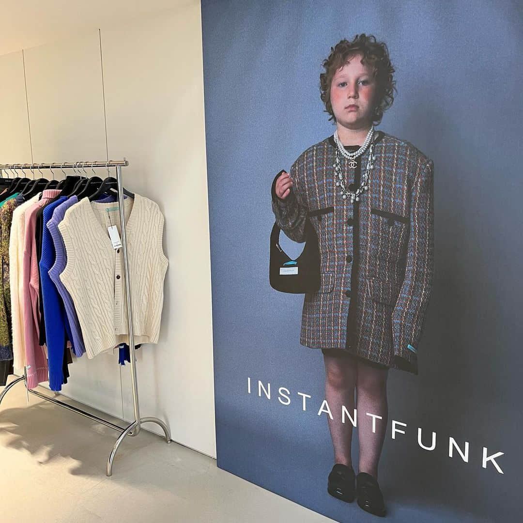 ひよんさんのインスタグラム写真 - (ひよんInstagram)「💛💛  shopping day🛍💸❤️‍🔥  @instantfunk_official で、 どタイプすぎるジャケット買った🧥 ひよんちゃんねるでも紹介するね❣️  お買い物ってやっぱり楽しすぎる。🥹  この日のコーデはブランドタグ付けしておく😍👏🏻  #ひよん #ひよん服」10月19日 8時05分 - cchan_fee4