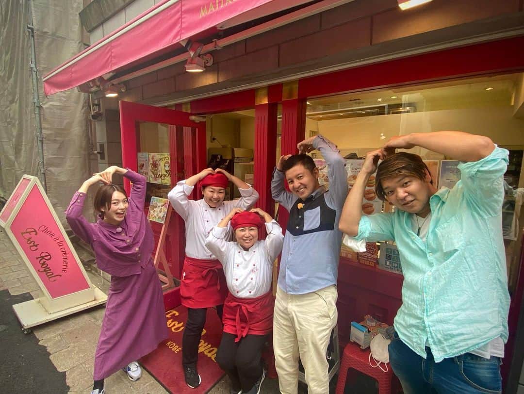 酒井瞳さんのインスタグラム写真 - (酒井瞳Instagram)「神戸に着いてまず訪れたのは  #南京町 そしてここに #豚まん 発祥の老舗のお店があると  #老詳記 @roushouki さんに行ってきました🤤  え。。これが本場の豚まん、、😳‼️‼️  美味しすぎる！！ 生地がモチモチでほのかな甘味 中の豚はシンプルな醤油の味付けだけどしっかり味がしみてて、生地と相性良すぎ😭😭😭  何個でも食べられる‼️‼️  もう今食べたい。。🥺  そして宮崎の方からの思い出の味を探して @estroyal1988 さんへ  シュークリーム専門店💛店内には様々な種類のシュークリームが😍  サクサクのクッキーシュー生地  甘すぎない優しいホイップ  バニラの風味たっぷりのニヤニヤしちゃうカスタード🤭  何よりお店の"あさのさん"が可愛くて可愛くて✨  あさのさんに会いにまた行きたいな🤣💚  南京町で美味しいグルメをたっぷり堪能しました✨  神戸最高〜🥹👍  #宮崎カーフェリー #よかばん #旅行 #旅 #神戸 #神戸観光 #神戸グルメ #南京町中華街 #フェリー #🚢」10月19日 8時37分 - s.sakaihitomi