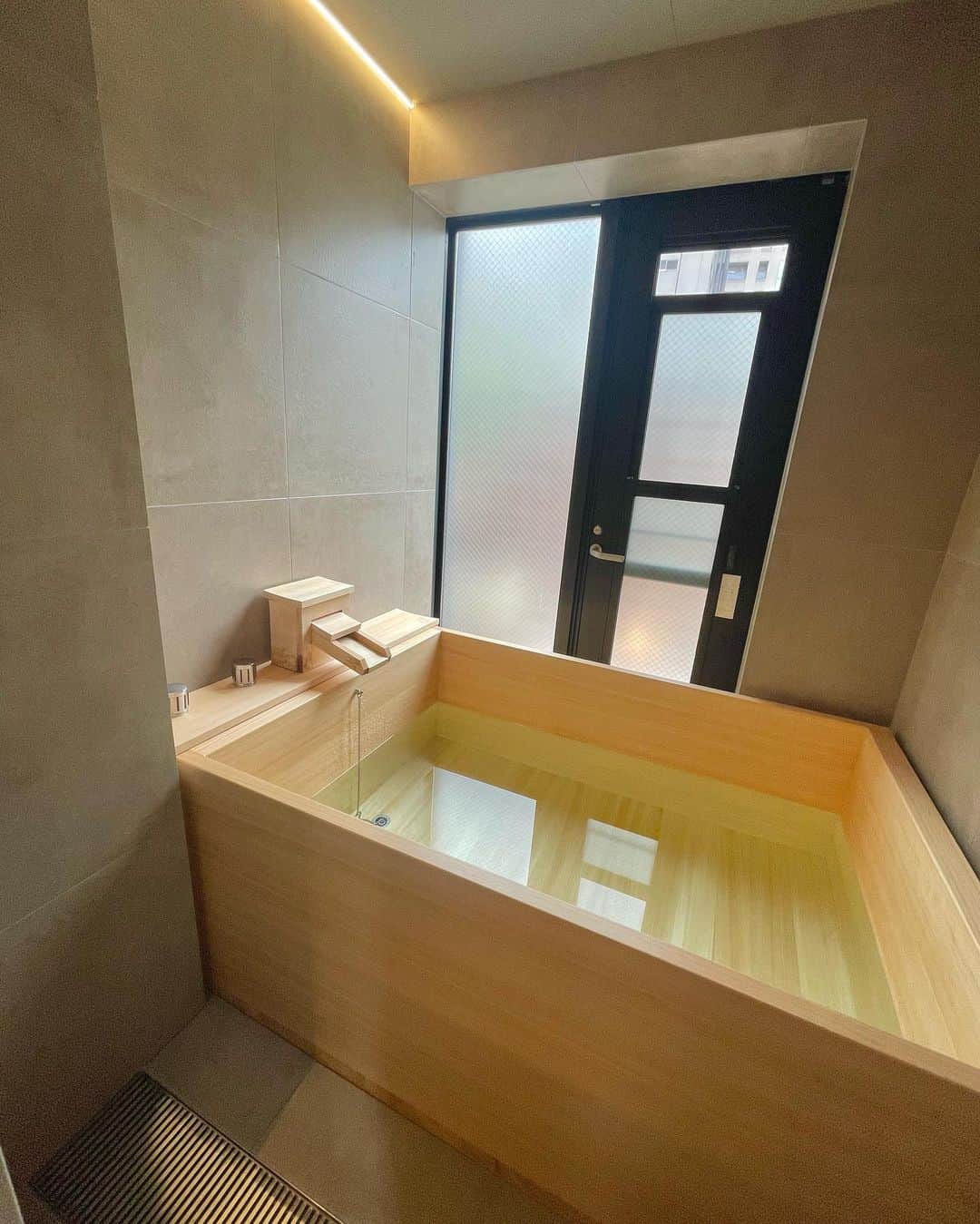 大川成美さんのインスタグラム写真 - (大川成美Instagram)「個室サウナ　at赤坂 ． 招待していただき朝活で 【SAUNA TIGER】に行ってきました！ ． 最上階のペントハウス。 サウナも90℃以上でロウリュの香りも選べるよ。わたしは“ほうじ茶”にしました。 ． 水風呂は中と外にあって全部で二つ！ そして驚いたのが檜風呂付き。 最初に身体温めてからサウナがおすすめ。 お風呂、計３つ！！！笑 ． そしてととのい空間が最高だった🥹 アメニティも水も揃ってるので手ぶらでいけます。男女一緒に入れるからカップルにもおすすめです✨ ． 食事も一階で出来ます。 パスタもコーヒーもサ飯、最高。 ． アパレルもあって！ シックで大人の遊び場。 これはリピートしたい😭✨✨ ． ． #サウナ#サウナ女子#サ活#sauna#貸切サウナ#ロウリュ#東京サウナ#サウナー  #赤坂サウナ#個室サウナ#カップルサウナ#グラドル#グラビアアイドル#サウナルーム❤︎」10月19日 9時13分 - naru_coco