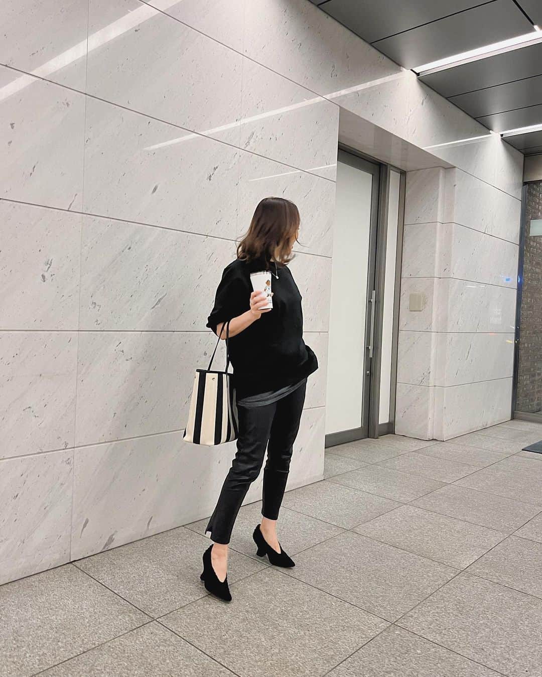 翁安芸さんのインスタグラム写真 - (翁安芸Instagram)「昨日はコラボインスタライブ後、夜に自宅からのインスタライブもしました💫  ストライプのバッグは、もう少し先の発売なのでまた決まったらお知らせします🖤  Top #synetokyo #シントウキョウ T-shirt #coel #コエル Bottom #inesandmarechal  Shoes #bottegaveneta #ボッテガヴェネタ  Necklace #aliita #アリータ  #akiweng」10月19日 9時38分 - akinyc