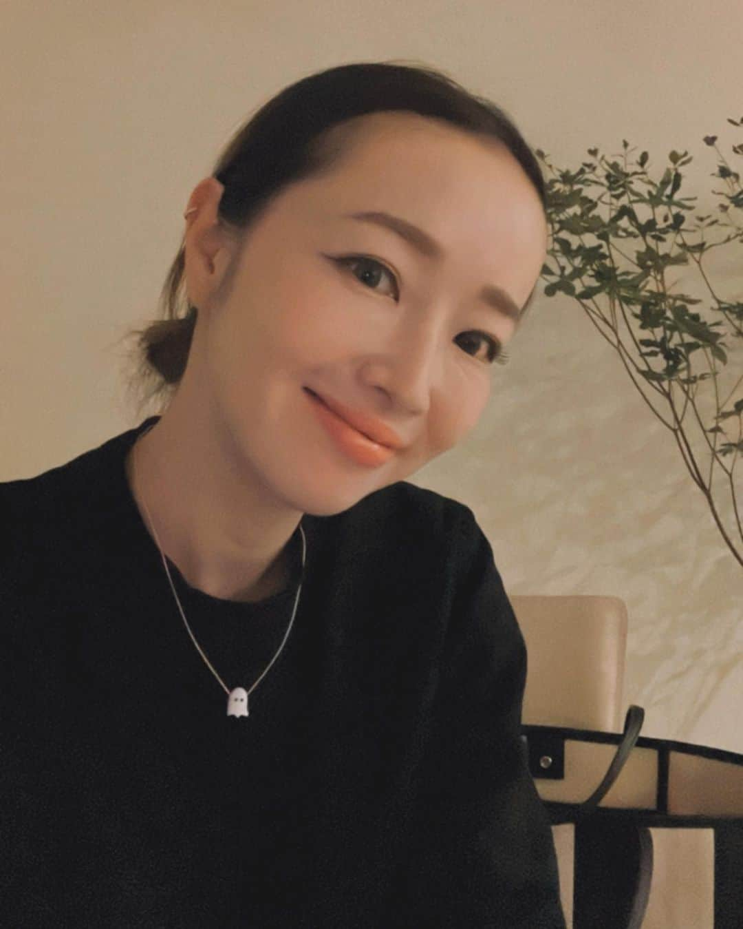 翁安芸さんのインスタグラム写真 - (翁安芸Instagram)「昨日はコラボインスタライブ後、夜に自宅からのインスタライブもしました💫  ストライプのバッグは、もう少し先の発売なのでまた決まったらお知らせします🖤  Top #synetokyo #シントウキョウ T-shirt #coel #コエル Bottom #inesandmarechal  Shoes #bottegaveneta #ボッテガヴェネタ  Necklace #aliita #アリータ  #akiweng」10月19日 9時38分 - akinyc