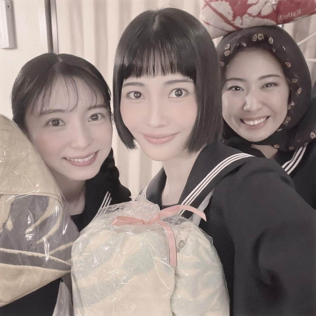 入来茉里さんのインスタグラム写真 - (入来茉里Instagram)「舞台 『虹の彼方に〜きぃちゃんとまぁちゃんの秘密〜』 昨夜、無事に初日を迎える事が出来ました☺️  戦争✖️タイムスリップ という不思議な世界観のお話 カンパニー全員で 平和への祈りを込めて… 23日の千秋楽まで1公演1公演大切に演じていきたいと思います。  ☺️♡ #六本木 #俳優座劇場 #虹の彼方に」10月19日 10時22分 - iriki.mari_official