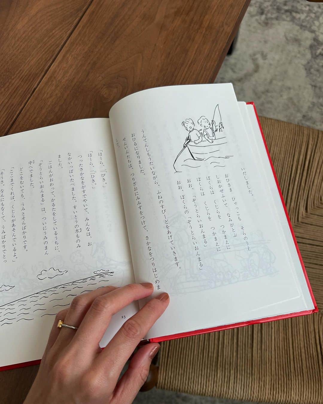 松本恵奈さんのインスタグラム写真 - (松本恵奈Instagram)「最近、とおきと読んでる本は「いやいやえん」。子供向けの本でも沢山面白いのがあって私も勉強になります⚪️他にも何かオススメあったら教えてね😊♡」10月19日 12時22分 - ena1123
