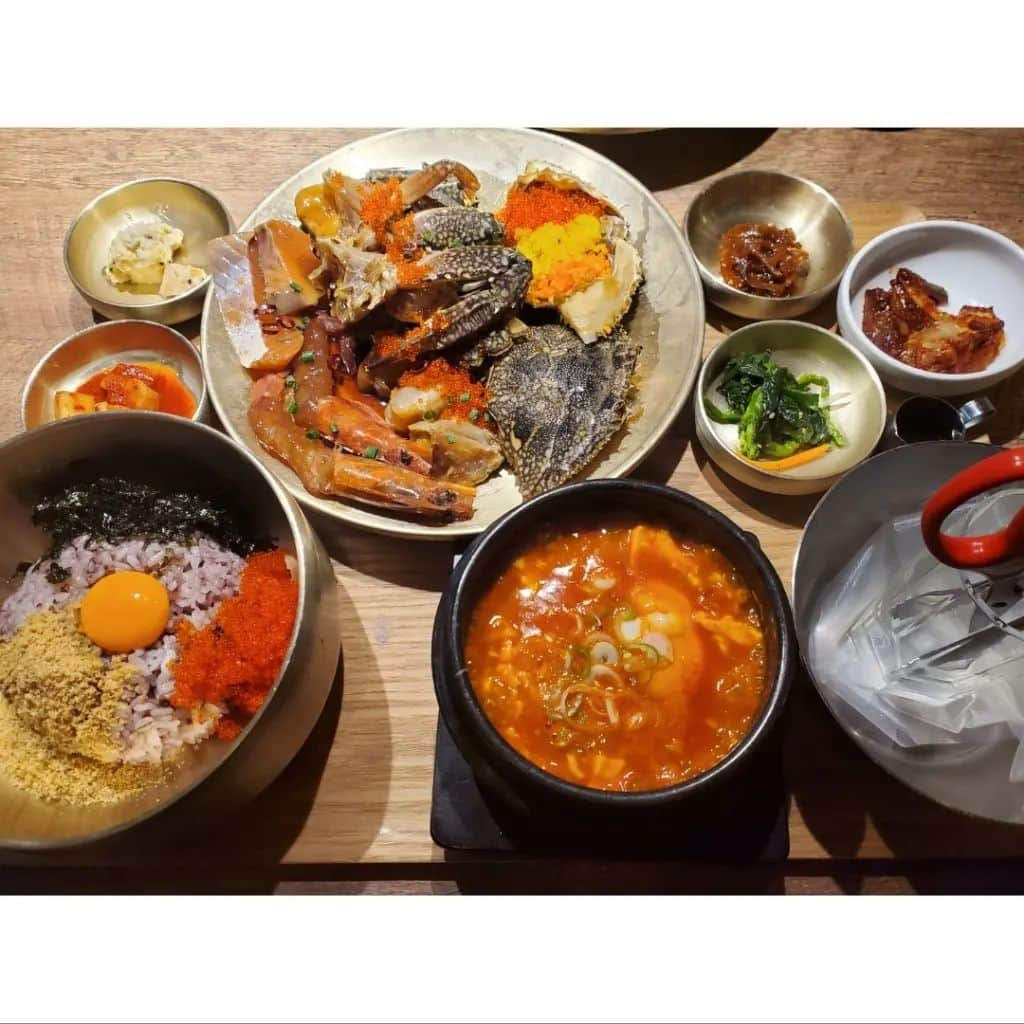 池田夏希さんのインスタグラム写真 - (池田夏希Instagram)「@pungumu_shibuya でランチ🍴☀️ . 韓国料理が食べたくなって、カンジャンケジャンパプサンとプングムリータペリエキウイコリアン梨の映えドリンクをいただいてきました😉💕 . カンジャンケジャン久しぶりに食べたけど美味しかったぁ～！！ カンジャンセウ・サーモン・とびっこも付いてきて、ご飯が進む進む😋🍚 スンドゥブも美味しかったぁ～✌ 定食のボリューム凄かったけど、腹ペコだったのでペロリ♡ . 他にもメニュー沢山あるからまたランチしに行かなきゃ🎵 . #プングム渋谷センター街店 #プングム #渋谷ランチ #渋谷ディナー #渋谷女子会 #渋谷韓国料理 #渋谷オススメグルメ #渋谷デート #渋谷グルメ #韓国料理 #ランチ #カンジャンケジャン #カンジャンセウ #スンドゥブチゲ #ボリューミー #フードスタグラム #グルメスタグラム #pungumu  #lunch #shibuyagourmet #koreanfood #volumey #foodstagram #gourmetstagram #foodphotography #한국요리 #강장케장 #간장새우 #순두부찌개 #맛있다」10月19日 15時46分 - natsukiikeda624