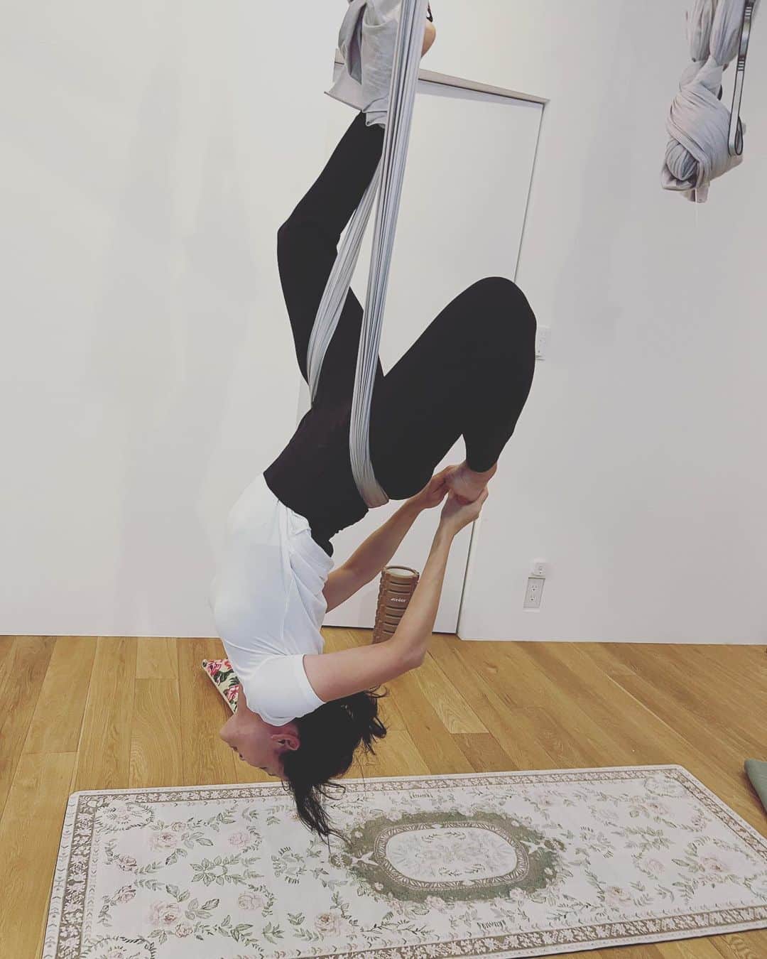 内田恭子さんのインスタグラム写真 - (内田恭子Instagram)「こんにちは。  先日、桐島のりこちゃん先生　@noriko_kirishima のヨガで久しぶりのエアリアルをやりました。逆転のポーズ、気持ち良すぎるー。普段伸びないところが伸びる。ぐいーんとね。  #yoga #aerialyoga #ヨガ #エアリアルヨガ #ストレッチ #メインテナンス #シルクドソレイユではありません　#内田恭子 #kyokouchida」10月19日 17時18分 - kyoko.uchida.official