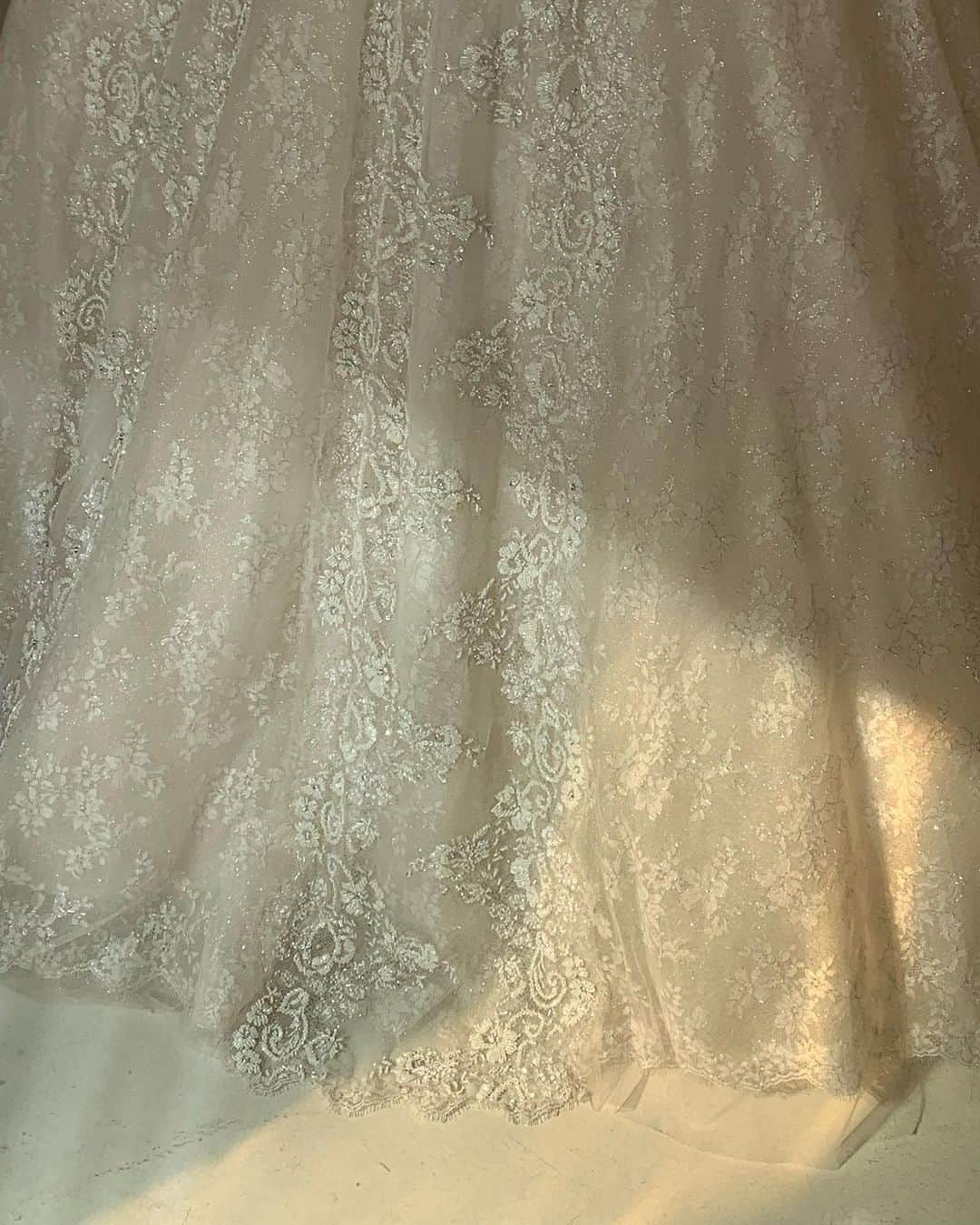 キム・ダビンさんのインスタグラム写真 - (キム・ダビンInstagram)「드레스 입어보러 갔던 날,,👰🏻‍♀️  내 눈에 가장 먼저 띄었던 첫 번째 드레스  #하우스오브에이미 #웨딩드레스 #가봉스냅」10月19日 22時00分 - daxbin