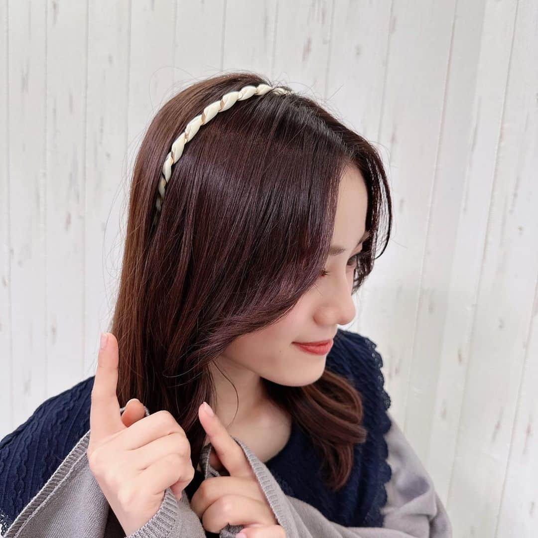 伊藤美来さんのインスタグラム写真 - (伊藤美来Instagram)「こんばんは。 スタイリストのナミキアキです🙋‍♀️  10月のLINE Liveで着てもらった衣装です⭐️  5日の回はボーダーのセットアップで大人っぽく✨  本日19日の回は秋らしいニットを着てもらいました🧶  10月はピノが皆勤賞でしたね🐶💕  #伊藤美来 #みくline #みっく衣装   By @akinamiki_stylist」10月19日 22時37分 - itomiku_official