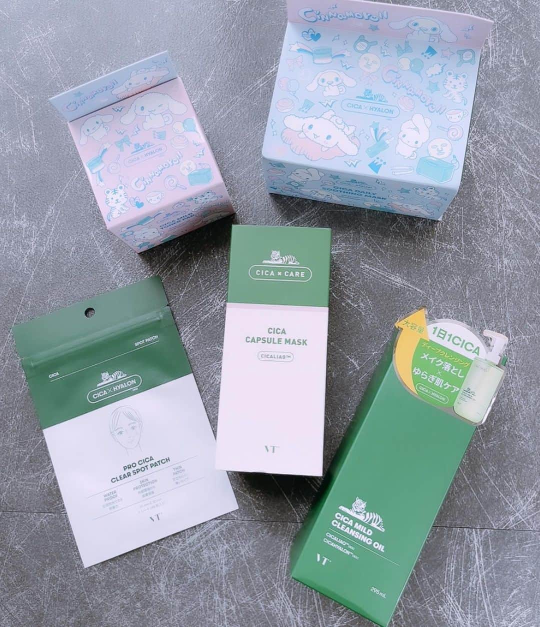 浅香ななみさんのインスタグラム写真 - (浅香ななみInstagram)「. VC Cosmetics Japan様から シナモンコラボのスキンケアをいただきました🙏💙 寒くなってきて乾燥気になるし スキンケアに力入れようと思います🥰 . 9月16日からシナモロールコラボ製品が 『PLAZA』『東急ハンズ』『アットコスメ』 『shop in』『ローズマリー』にて販売してるみたい✨ 先着順でかわいいハンドミラーもプレゼント🫶🏻 . @vtcosmetics_spot  @vtcosmetics_review  @vtcosmetics_japan  #シナモロール  #サンリオ #VT #1日1CICA #コラボ製品 #CICA #VT×CINNAMOROLL #PLAZA #東急ハンズ #アットコスメ  #shopin #ローズマリー #シカマスク #トナーパッド」10月19日 23時00分 - _773.a_