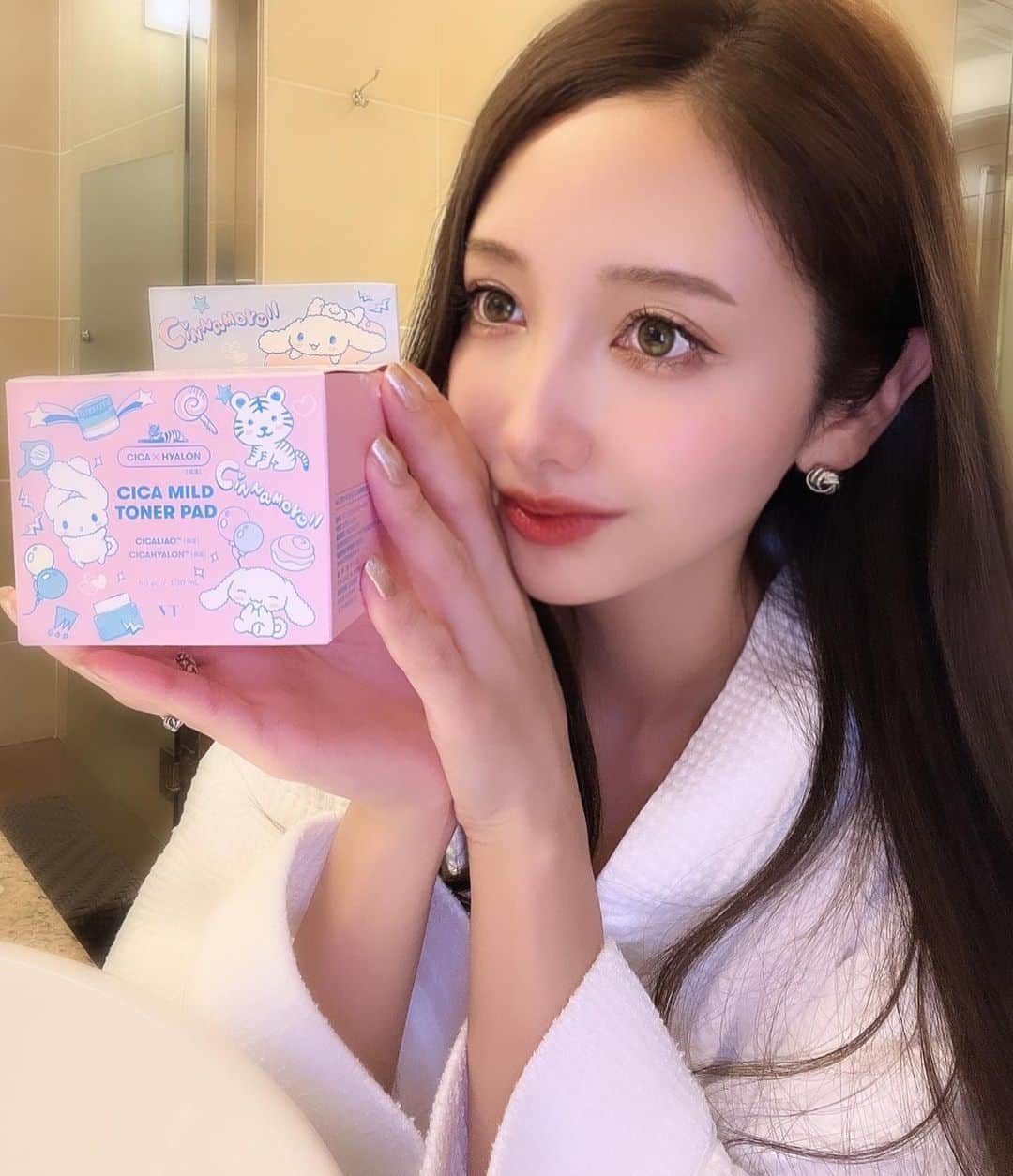 浅香ななみさんのインスタグラム写真 - (浅香ななみInstagram)「. VC Cosmetics Japan様から シナモンコラボのスキンケアをいただきました🙏💙 寒くなってきて乾燥気になるし スキンケアに力入れようと思います🥰 . 9月16日からシナモロールコラボ製品が 『PLAZA』『東急ハンズ』『アットコスメ』 『shop in』『ローズマリー』にて販売してるみたい✨ 先着順でかわいいハンドミラーもプレゼント🫶🏻 . @vtcosmetics_spot  @vtcosmetics_review  @vtcosmetics_japan  #シナモロール  #サンリオ #VT #1日1CICA #コラボ製品 #CICA #VT×CINNAMOROLL #PLAZA #東急ハンズ #アットコスメ  #shopin #ローズマリー #シカマスク #トナーパッド」10月19日 23時00分 - _773.a_