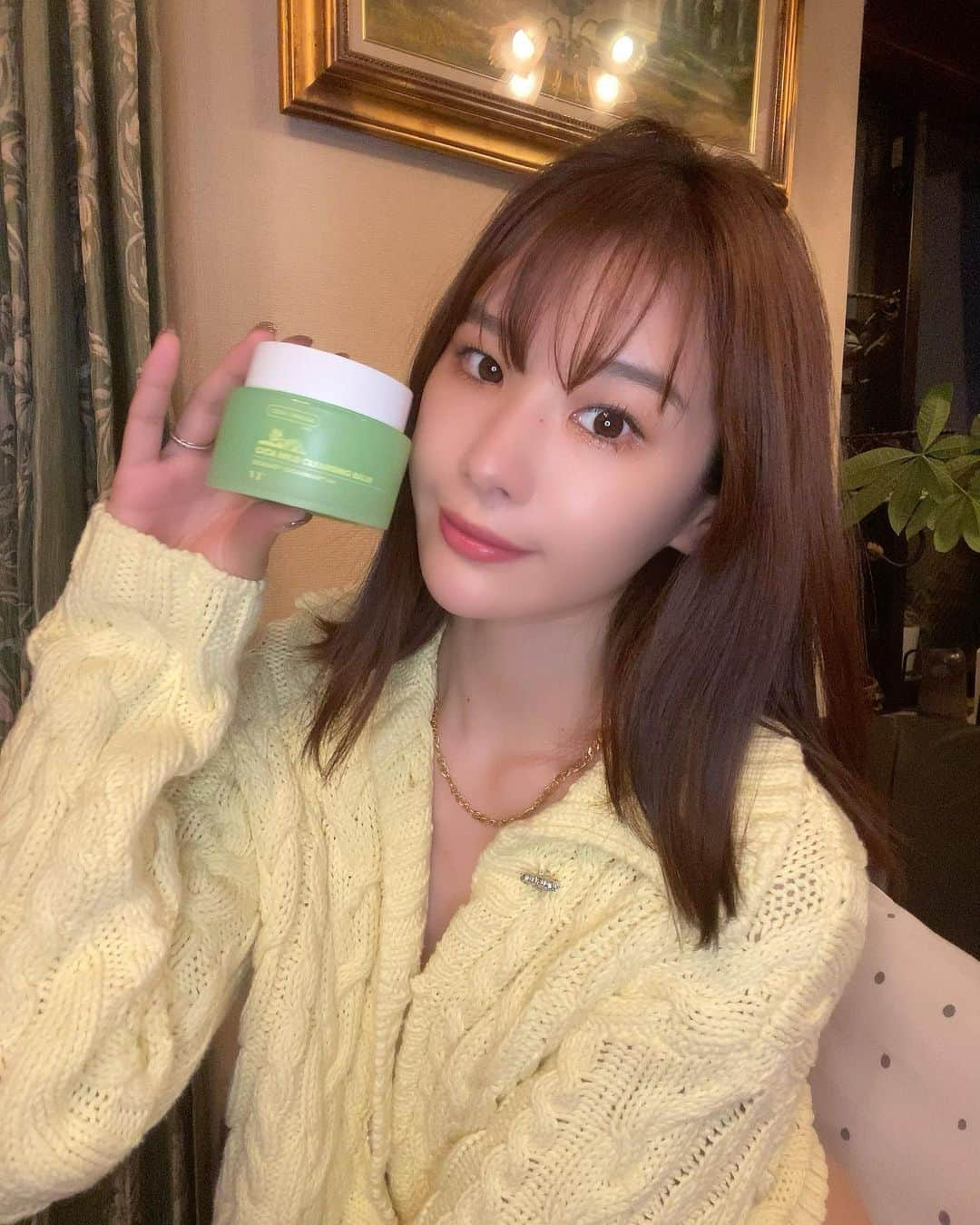 小山桃さんのインスタグラム写真 - (小山桃Instagram)「@vtcosmetics_japan 💚💛  限定のシナモンとコラボ可愛すぎる🫶💕  もうシカパックとトナーパットは ストックないと不安になる🥺笑  シカクレンジングバーム初めて使ったけど すき🥺❤️ しっかりメイクも落ちるし、ダブル洗顔不要だし優秀👏✨️  #1日1cica #ブイティー #vtcosmetic #vt_cica #韓国美容 #美容」10月20日 8時17分 - momoko_pu