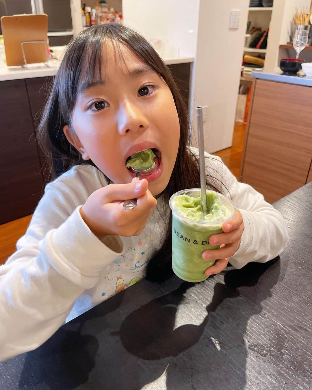 みきママさんのインスタグラム写真 - (みきママInstagram)「【抹茶フラペチーノが飲みたい！！】  杏ちゃん「抹茶フラペチーノ！！」ってさ。い〜ね😋😋😋  ミキサー＋氷＋牛乳＋砂糖＋抹茶でフラッペチーノができます😍😍😍詳しい分量はおやつの本をご覧になってください🙏✨  杏ちゃん「疲れが癒される〜！！」ってさ。煮物も食べて😅😅😅  高野豆腐＋ひじきの謎の煮物が、美味しくできたんだよ。高野豆腐が水を吸うからさ、水2リットル近く入りました🤣🤣🤣  はる兄「抹茶フラペチーノ、甘すぎなくてばかうめー。」ってさ。  みんな、煮物には興味がないようです🥹🥹🥹  #みきママ　#フラッペチーノ #抹茶クリームフラペチーノ #筑前煮 #高野豆腐」10月20日 8時25分 - mikimama_official