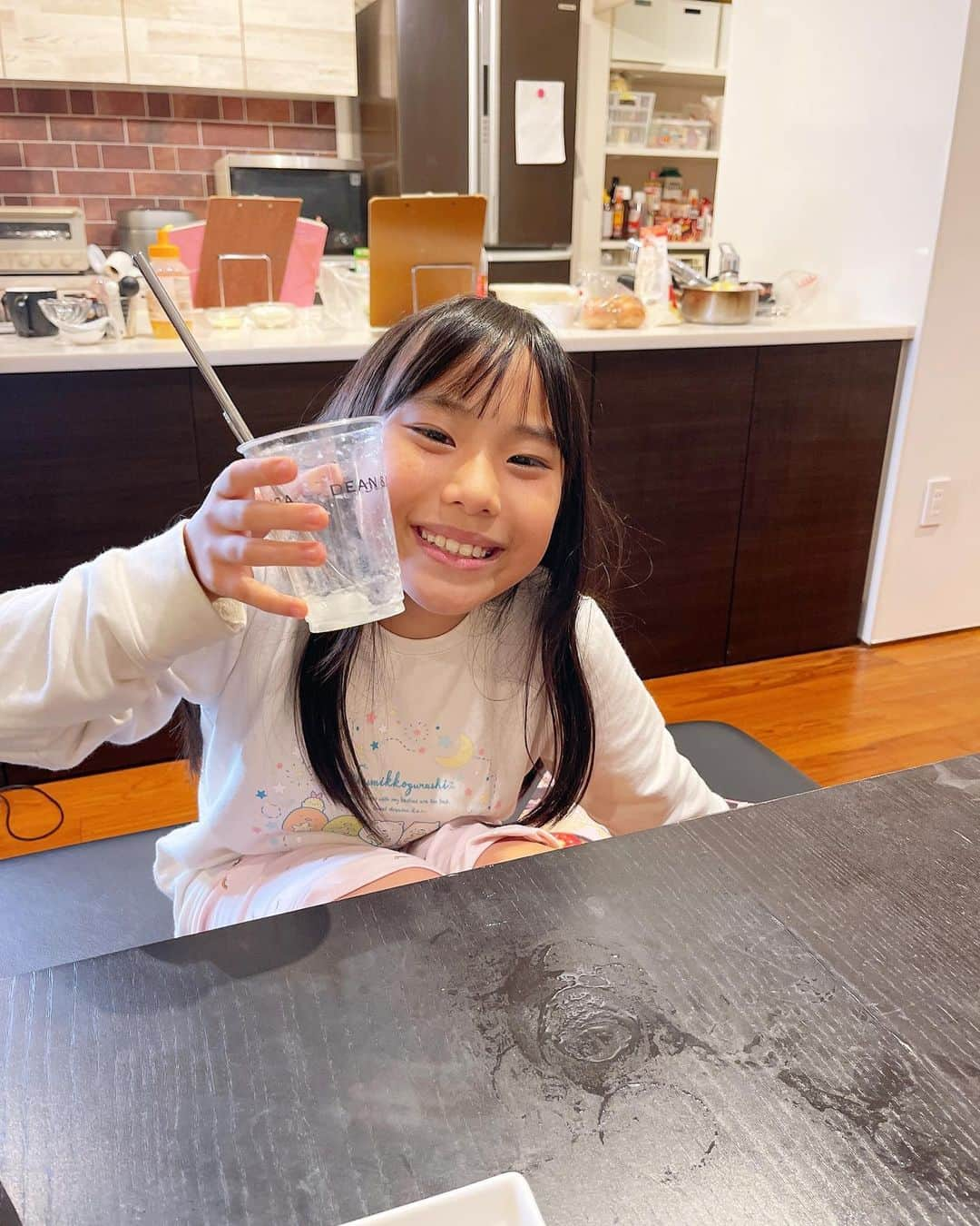 みきママさんのインスタグラム写真 - (みきママInstagram)「【抹茶フラペチーノが飲みたい！！】  杏ちゃん「抹茶フラペチーノ！！」ってさ。い〜ね😋😋😋  ミキサー＋氷＋牛乳＋砂糖＋抹茶でフラッペチーノができます😍😍😍詳しい分量はおやつの本をご覧になってください🙏✨  杏ちゃん「疲れが癒される〜！！」ってさ。煮物も食べて😅😅😅  高野豆腐＋ひじきの謎の煮物が、美味しくできたんだよ。高野豆腐が水を吸うからさ、水2リットル近く入りました🤣🤣🤣  はる兄「抹茶フラペチーノ、甘すぎなくてばかうめー。」ってさ。  みんな、煮物には興味がないようです🥹🥹🥹  #みきママ　#フラッペチーノ #抹茶クリームフラペチーノ #筑前煮 #高野豆腐」10月20日 8時25分 - mikimama_official