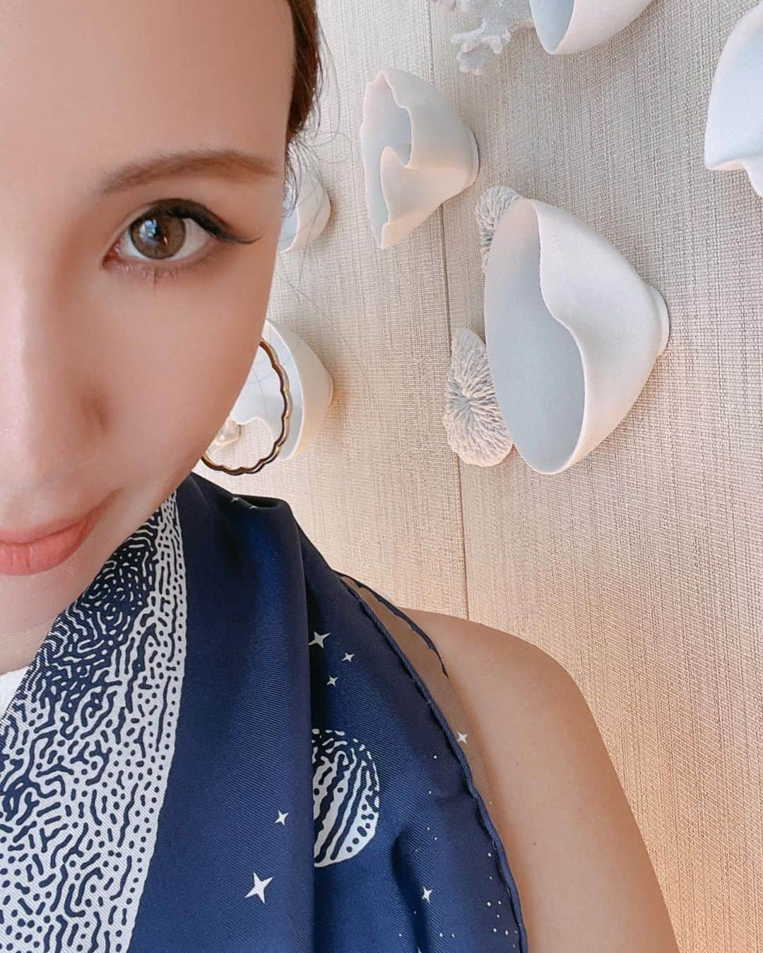 堀江直美さんのインスタグラム写真 - (堀江直美Instagram)「ご質問の多い艶肌方法とカラコン、最近Hitの日焼け止め🏄‍♀️  相変わらずお気に入りな @bijin.company のセラムとパウダーはもう私にとって手放せないアイテム✨そろそろ買い足さなきゃ！もうストックしとかなきゃ不安になるほど🫶🏻  コンタクトはずっと @onlinecontact でリピートしてます！すぐ届くしとっても便利🎁  そして年中使う日焼け止めは @pourvousmina オススメのV3！日焼け止めの嫌な香りもベタ付きもなくボディークリーム感覚で使えます🤍  マツエクは上の目尻だけって感じです！  下のラインはなしでパウダーするくらい👀  #セラム#美人カンパニー#艶肌セラム#艶肌メイク#艶肌パウダー#ママライフ#ワンデーアキュビュー#オンラインコンタクト#モラク#モラクダズルベージュ#ワンデーアキュビューディファインモイスト#v3」10月20日 11時21分 - naomiiiiiiiiiiii