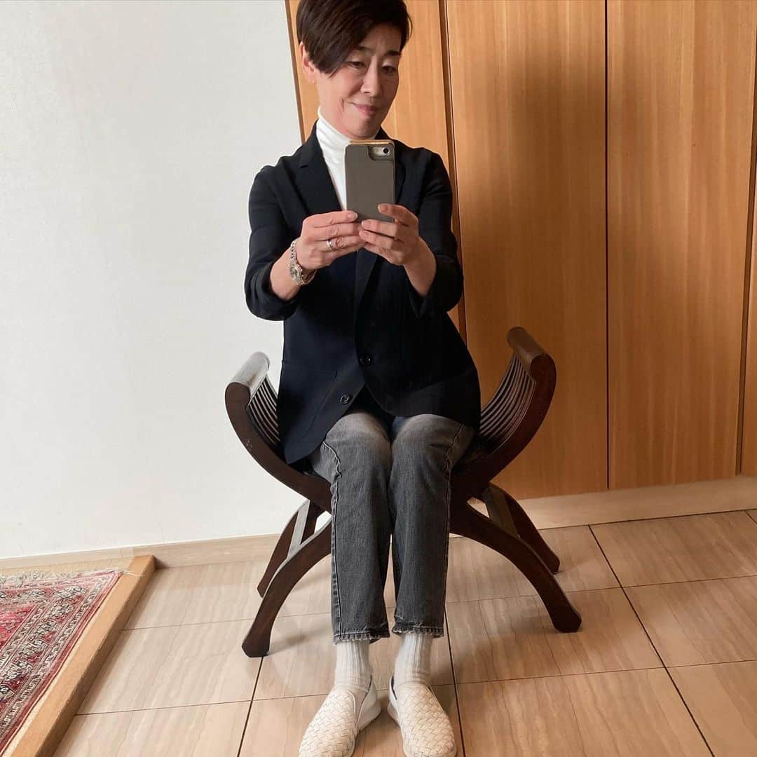 安藤優子さんのインスタグラム写真 - (安藤優子Instagram)「ネイルへ。  サクッとネイルからの買い出しです。  #アッパーハイツのグレーデニムに、#zara の白いコットンハイネック、#ヘルノ の黒いジャケットをあわせました。 このジャケットはストレッチが効いていて、軽くてとっても優秀なアイテムです。  ファッション担当者は、ソッポ向いています（笑）  では行ってきます‼️  #フレンチブルドッグ  #安藤優子」10月20日 14時47分 - yukoando0203