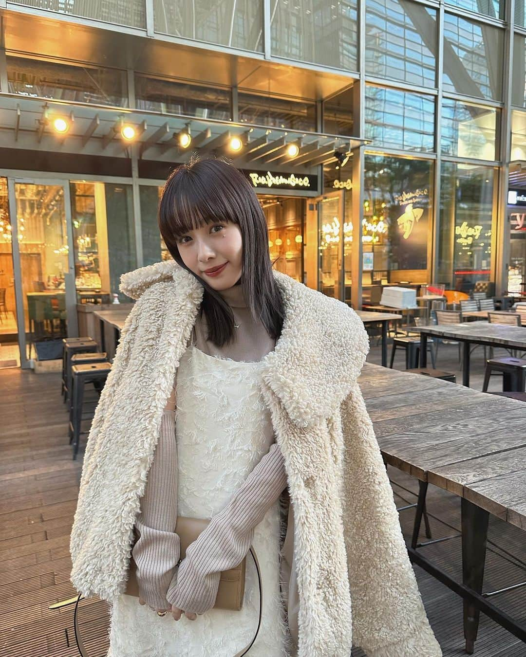 前田希美（まえのん）さんのインスタグラム写真 - (前田希美（まえのん）Instagram)「#のんの私服 ‪‪❤︎‬ 今日はアイボリーのショートコート着てみました。  久しぶりの甘めこーで。 どうかな？？  本日20時からN WITH. アウター発売です。  19時からインスタライブするので 見てくださいね︎☺︎  このカフェのテラス席大好き‪‪❤︎‬ またいこうっと！  @riobrewingco    #nwith #code #fashion #ootd  #デート服 #nwithstyling #のんの私服 #のんカフェ巡り  #六本木カフェ」10月20日 17時11分 - maeda_nozomi