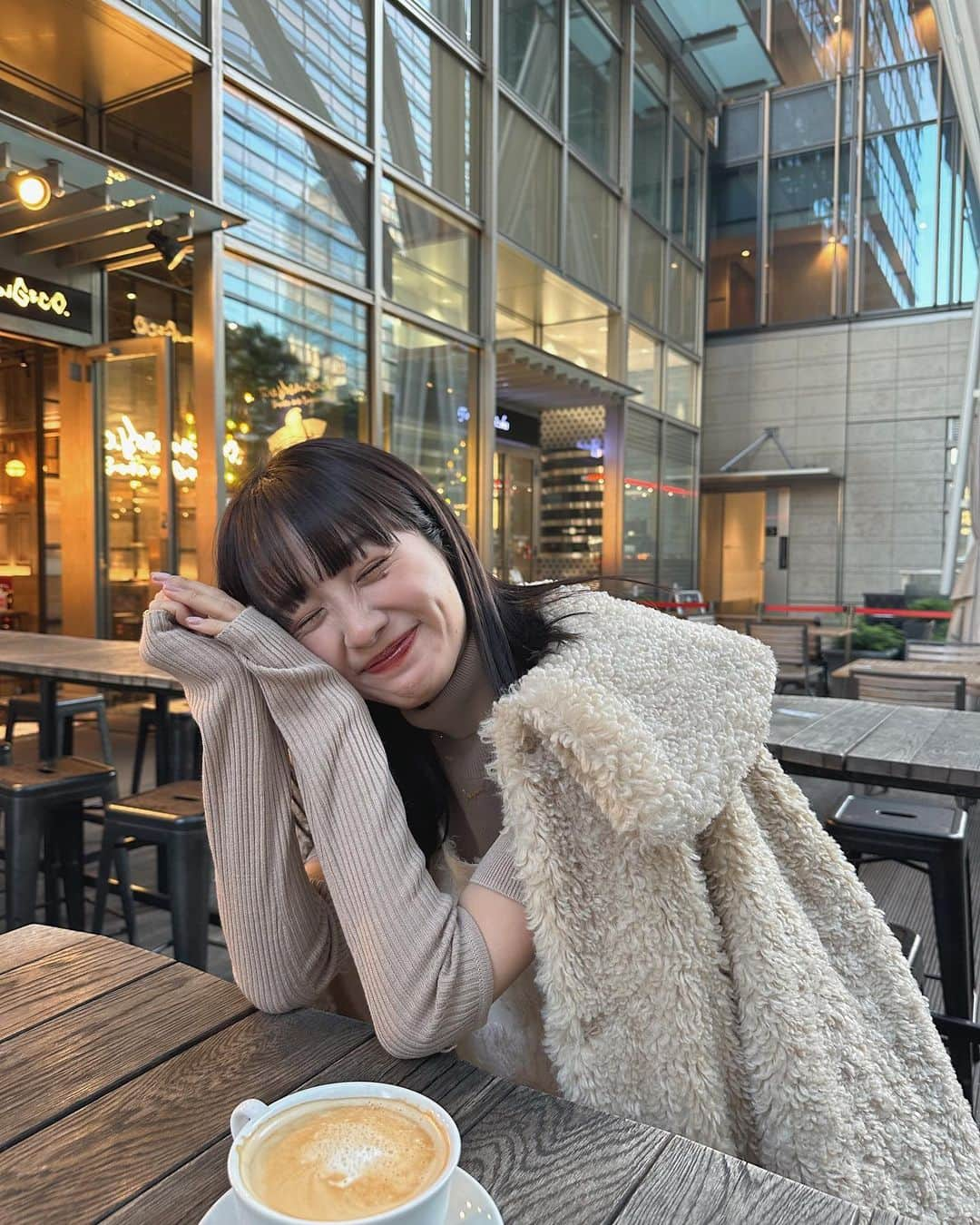 前田希美（まえのん）さんのインスタグラム写真 - (前田希美（まえのん）Instagram)「#のんの私服 ‪‪❤︎‬ 今日はアイボリーのショートコート着てみました。  久しぶりの甘めこーで。 どうかな？？  本日20時からN WITH. アウター発売です。  19時からインスタライブするので 見てくださいね︎☺︎  このカフェのテラス席大好き‪‪❤︎‬ またいこうっと！  @riobrewingco    #nwith #code #fashion #ootd  #デート服 #nwithstyling #のんの私服 #のんカフェ巡り  #六本木カフェ」10月20日 17時11分 - maeda_nozomi