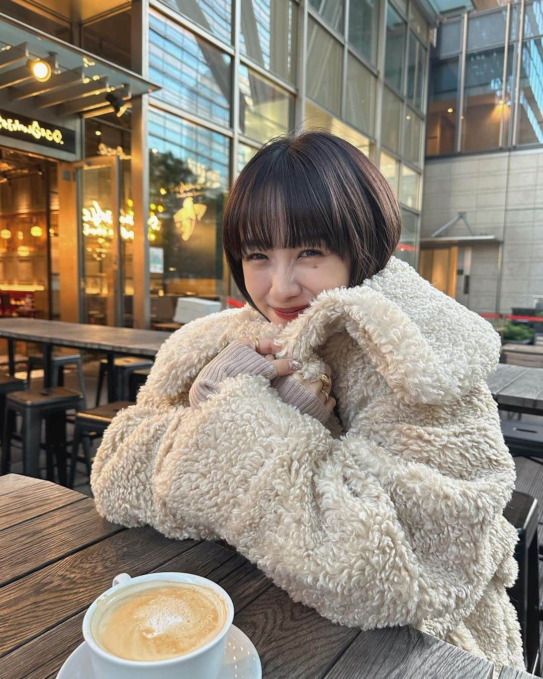 前田希美（まえのん）さんのインスタグラム写真 - (前田希美（まえのん）Instagram)「#のんの私服 ‪‪❤︎‬ 今日はアイボリーのショートコート着てみました。  久しぶりの甘めこーで。 どうかな？？  本日20時からN WITH. アウター発売です。  19時からインスタライブするので 見てくださいね︎☺︎  このカフェのテラス席大好き‪‪❤︎‬ またいこうっと！  @riobrewingco    #nwith #code #fashion #ootd  #デート服 #nwithstyling #のんの私服 #のんカフェ巡り  #六本木カフェ」10月20日 17時11分 - maeda_nozomi