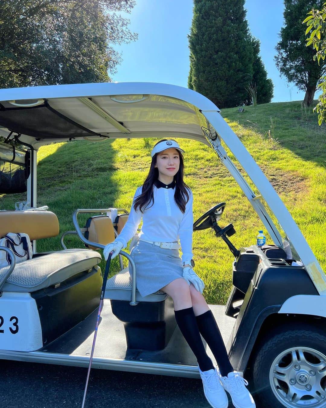 森川侑美さんのインスタグラム写真 - (森川侑美Instagram)「木漏れ日が秋らしいやわらかさで 気持ちよかった🍂☺️  そしてGarminスポーツウォッチデビューしました⌚️✨ ゴルフって本当に奥深い。。 コツコツ頑張ろう。。🥹  あっあと、サンバイザーも何気に初めて🤣 可愛い☺️🧢  #秋#ゴルフ#garmin #ゴルフウェア#23区ゴルフ」10月20日 17時39分 - yumi.morikawa322