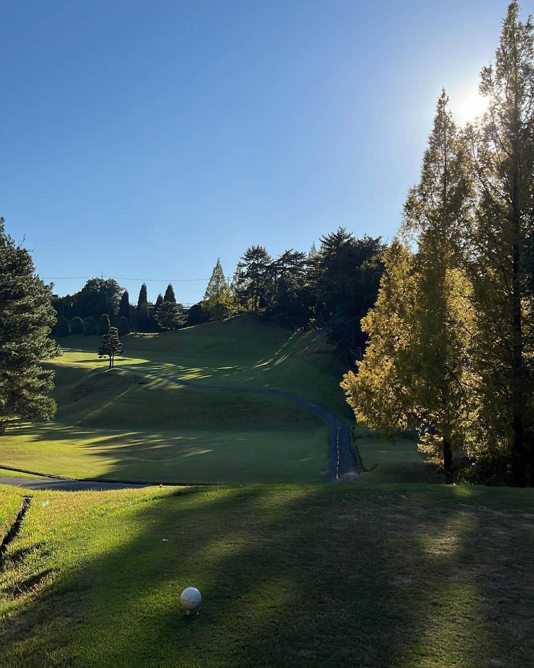 森川侑美さんのインスタグラム写真 - (森川侑美Instagram)「木漏れ日が秋らしいやわらかさで 気持ちよかった🍂☺️  そしてGarminスポーツウォッチデビューしました⌚️✨ ゴルフって本当に奥深い。。 コツコツ頑張ろう。。🥹  あっあと、サンバイザーも何気に初めて🤣 可愛い☺️🧢  #秋#ゴルフ#garmin #ゴルフウェア#23区ゴルフ」10月20日 17時39分 - yumi.morikawa322