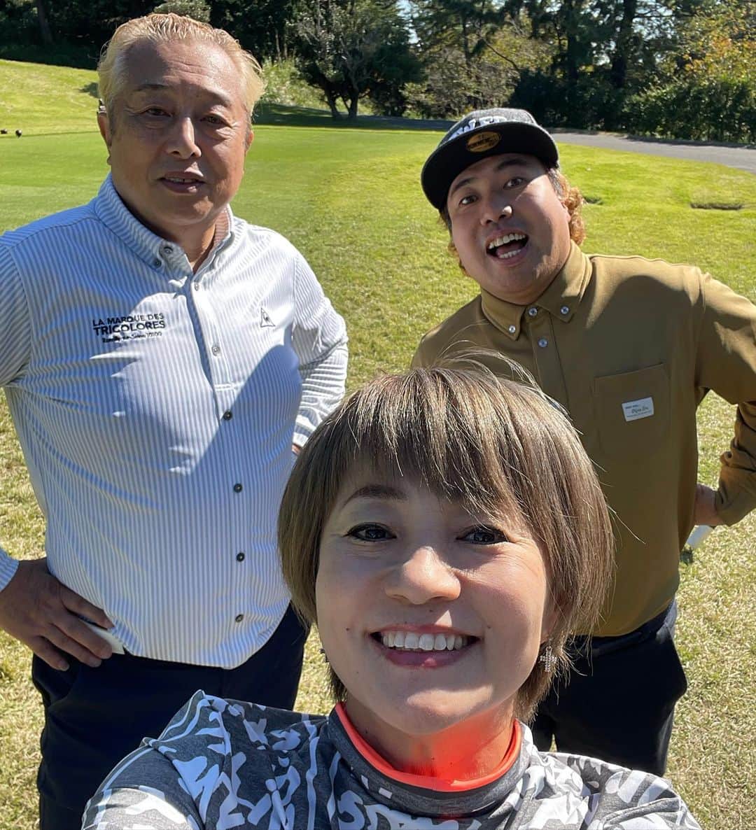 橋本志穂さんのインスタグラム写真 - (橋本志穂Instagram)「久しぶりの快晴❣️ ゴルフ日和りに 大西ライオンさんお誘いして 横浜カントリーへ❣️ 家から30分かからず行けた〜😍  ゴルフ仲間の山本さんがおさえてくれました。 4人で のんびり〜 コンペとか関係ないラウンドって久々じゃないかなぁ、、、。  アルチビオの新作ウェアで行こうと思ったけど 昼間、気温が上がりそうだったので ランバンの薄手のハイネックシャツにしました。  ゴルフ場へは ジャケット着ていきました。 ドレスコード、厳しいのね〜💦 寒いから朝はレギンス履いていきましたが、 スパッツ、レギンスは ダメって更衣室に書いてあって、、、😅 後半は ハイソックスに履き替えました。 ドレスコードをパーフェクトにクリアできる ハイソなゴルファーになれるのは 遠い道のり〜。  サポート性のあるレギンスはダメだけど お洒落レギンスはオッケーってとこは まだあるのですが、 お洒落レギンスもダメって知りました。 またの機会があったら ズボンだなぁ。  ストレートのズボンをスラッと履きこなす シニアマダムたちが たくさんいらっしゃった。　かっこいいなぁ  スコアはもうめちゃくちゃたたいた 99と、ギリギリ100切れた💦危ない危ない  だけど楽しかったから良しとしよ👌  #大西ライオン さん #ゴルフ #心配ないさ #ゴルフ女子  #夫婦でゴルフ」10月20日 18時42分 - shihohashimoto3