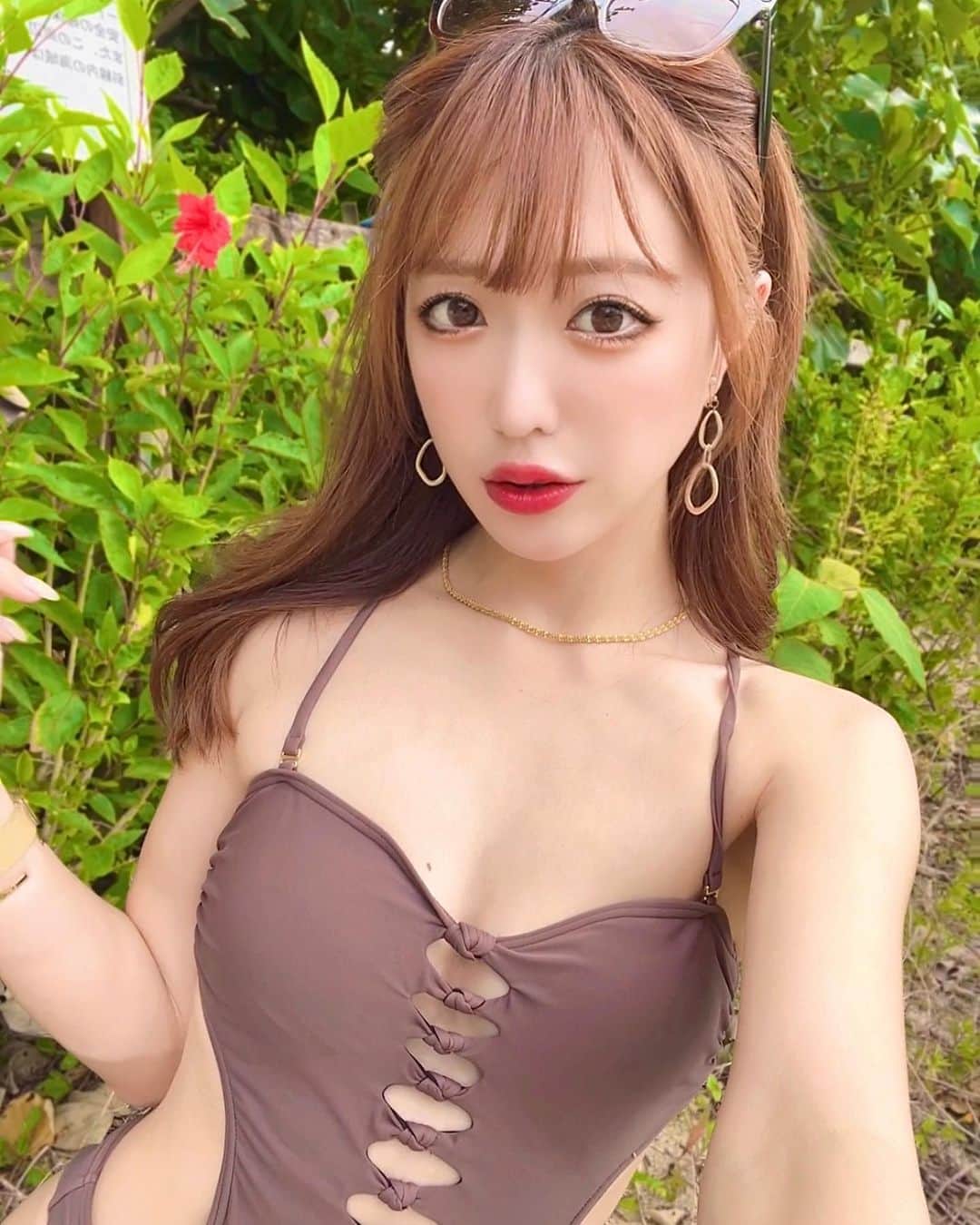 おりささんのインスタグラム写真 - (おりさInstagram)「💇‍♂️BOTANIUM by RrSALON 【ボタニウム バイ アールサロン】    バーレスクTS出演前に いつもお世話になってる 名古屋の矢場町の @botanium_rrsalon へ✨  今回も サラサラツヤツヤになったし 髪質も通うたびに どんどん良くなって 髪の悩み無くなったの🥺❤️👏  カラー剤にも髪に良い成分が たくさん入ってて 染めても全然傷まない！😳  おりさの髪をいつも綺麗にしてくれる 滝島さん( @akira_takishima ) いつもありがとうございます✨  BOTANIUM by RrSALONオススメです🙆‍♂️  ホームケアもGET💛  Rr  SALON  Shampoo＆ MASK mini  旅にぴったりな可愛いミニサイズ😍  髪質改善のノウハウを活かした 自宅でもトリートメントをしたかのような ツヤと手触りが実感できる デイリーシャンプー&マスク✨  使うの楽しみ💛💛💛  ♦♦♦♦♦♦♦♦♦♦♦♦♦♦♦♦♦♦♦♦♦♦♦♦♦  #nagoya#hair#hairstyle#botaniumbyrrsalon#rrsalon#botanium#トリートメント #名古屋#名古屋美容室#矢場町#トリートメント #ヘアケア #美容 #髪質改善 #ボタニウム #ボタニウムバイアールサロン#オレンジヘア#髪型#ストレートヘア#ヘアスタイル#サロンモデル#ロングヘア#水着#水着コーデ#ビキニ#沖縄#沖縄旅行#沖縄移住#タビジョ#女子旅#バーレスクTS」10月20日 18時43分 - orisa_0510