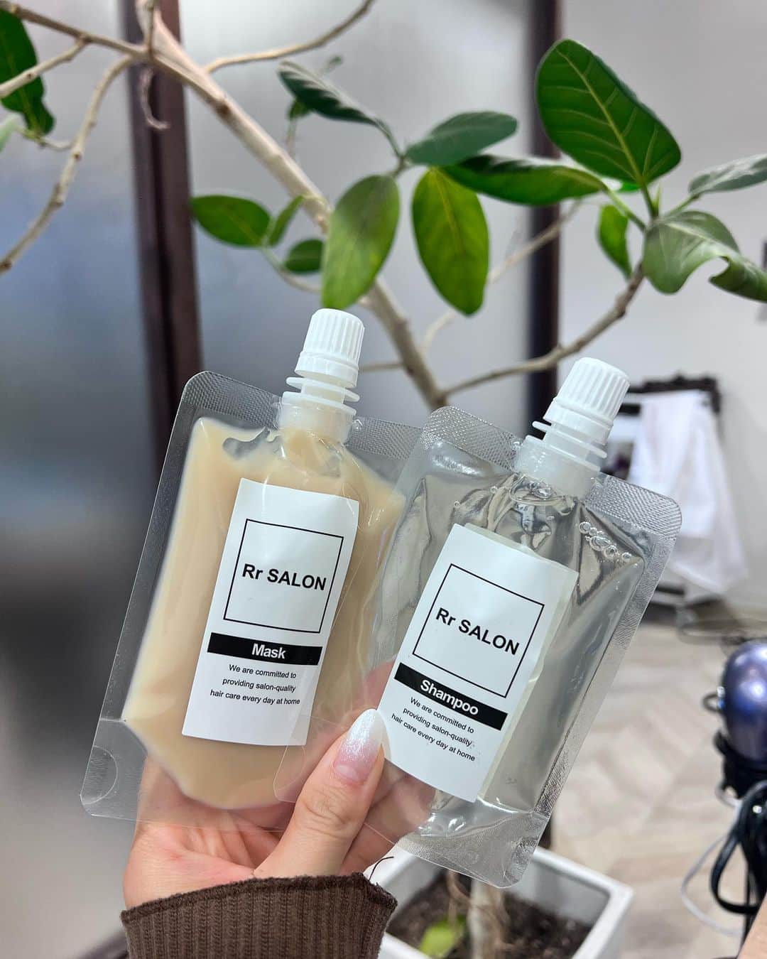おりささんのインスタグラム写真 - (おりさInstagram)「💇‍♂️BOTANIUM by RrSALON 【ボタニウム バイ アールサロン】    バーレスクTS出演前に いつもお世話になってる 名古屋の矢場町の @botanium_rrsalon へ✨  今回も サラサラツヤツヤになったし 髪質も通うたびに どんどん良くなって 髪の悩み無くなったの🥺❤️👏  カラー剤にも髪に良い成分が たくさん入ってて 染めても全然傷まない！😳  おりさの髪をいつも綺麗にしてくれる 滝島さん( @akira_takishima ) いつもありがとうございます✨  BOTANIUM by RrSALONオススメです🙆‍♂️  ホームケアもGET💛  Rr  SALON  Shampoo＆ MASK mini  旅にぴったりな可愛いミニサイズ😍  髪質改善のノウハウを活かした 自宅でもトリートメントをしたかのような ツヤと手触りが実感できる デイリーシャンプー&マスク✨  使うの楽しみ💛💛💛  ♦♦♦♦♦♦♦♦♦♦♦♦♦♦♦♦♦♦♦♦♦♦♦♦♦  #nagoya#hair#hairstyle#botaniumbyrrsalon#rrsalon#botanium#トリートメント #名古屋#名古屋美容室#矢場町#トリートメント #ヘアケア #美容 #髪質改善 #ボタニウム #ボタニウムバイアールサロン#オレンジヘア#髪型#ストレートヘア#ヘアスタイル#サロンモデル#ロングヘア#水着#水着コーデ#ビキニ#沖縄#沖縄旅行#沖縄移住#タビジョ#女子旅#バーレスクTS」10月20日 18時43分 - orisa_0510